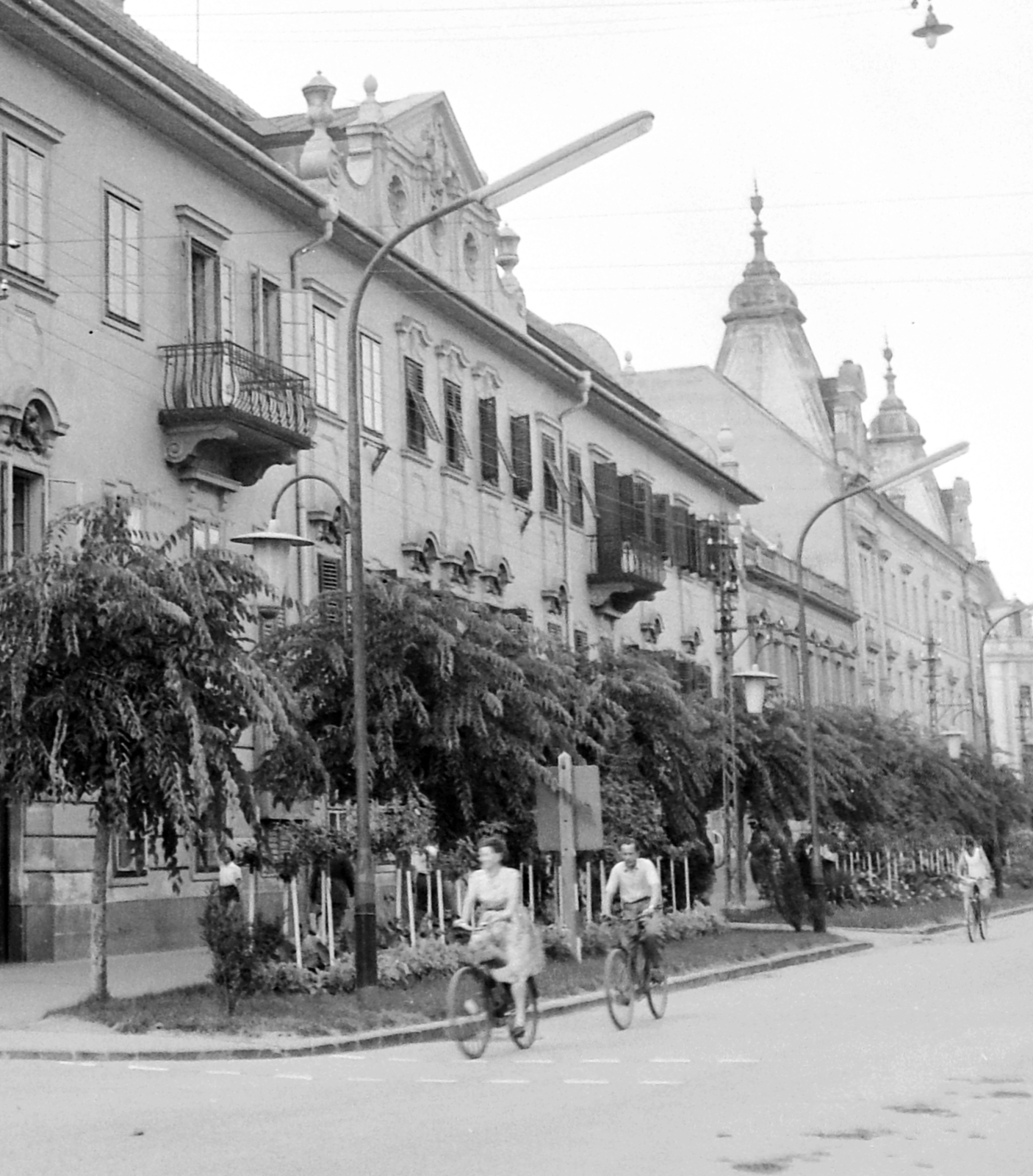 Hungary, Zalaegerszeg, Széchenyi tér 5. volt Kvártélyház, ma Zalaegerszeg városi közgyűlési terme található benne. Jobbra az Arany Bárány szálloda., 1961, Gyöngyi, bicycle, street view, lamp post, Fortepan #8650