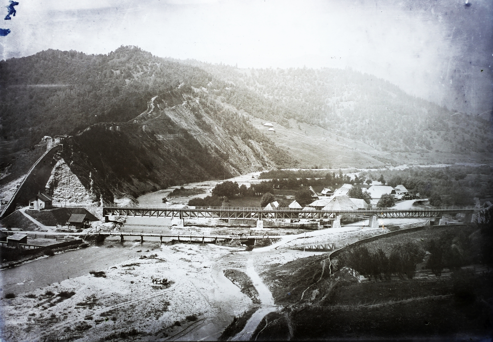 Romania,Transylvania, vasúti híd a Tatros folyó felett. Balra a vasúti őrház a magyar-román határnál, felette a Rákóczi vár., 1914, Magyar Földrajzi Múzeum / Erdélyi Mór cége, Fortepan #86513