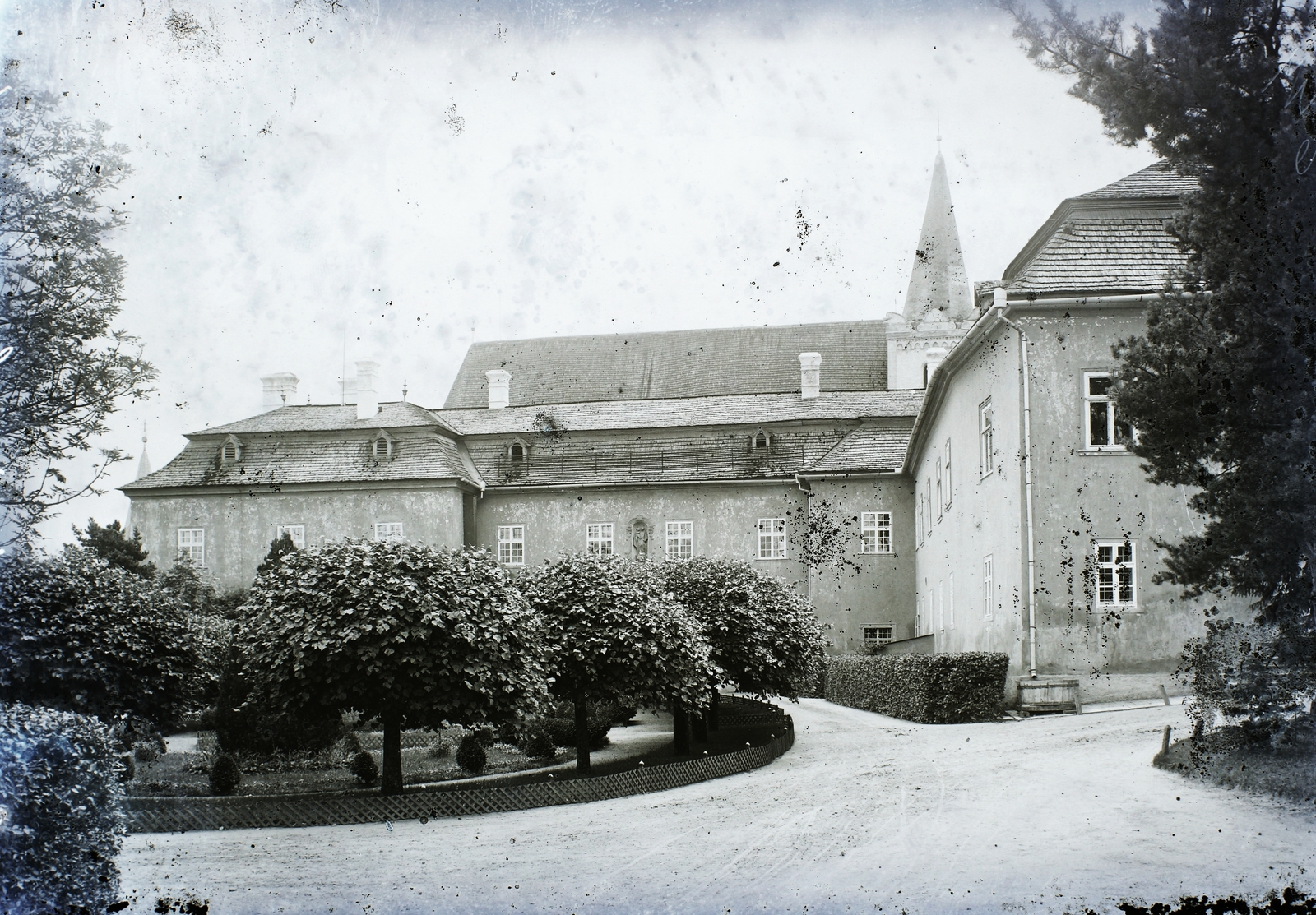 Slovakia, Spišské Podhradie, Szepeshely (ekkor önálló, ma a város része), a Püspöki palota kertje, háttérben a Szent Márton székesegyház egyik tornya., 1914, Magyar Földrajzi Múzeum / Erdélyi Mór cége, bishop's palace, Cathedral, Fortepan #86528
