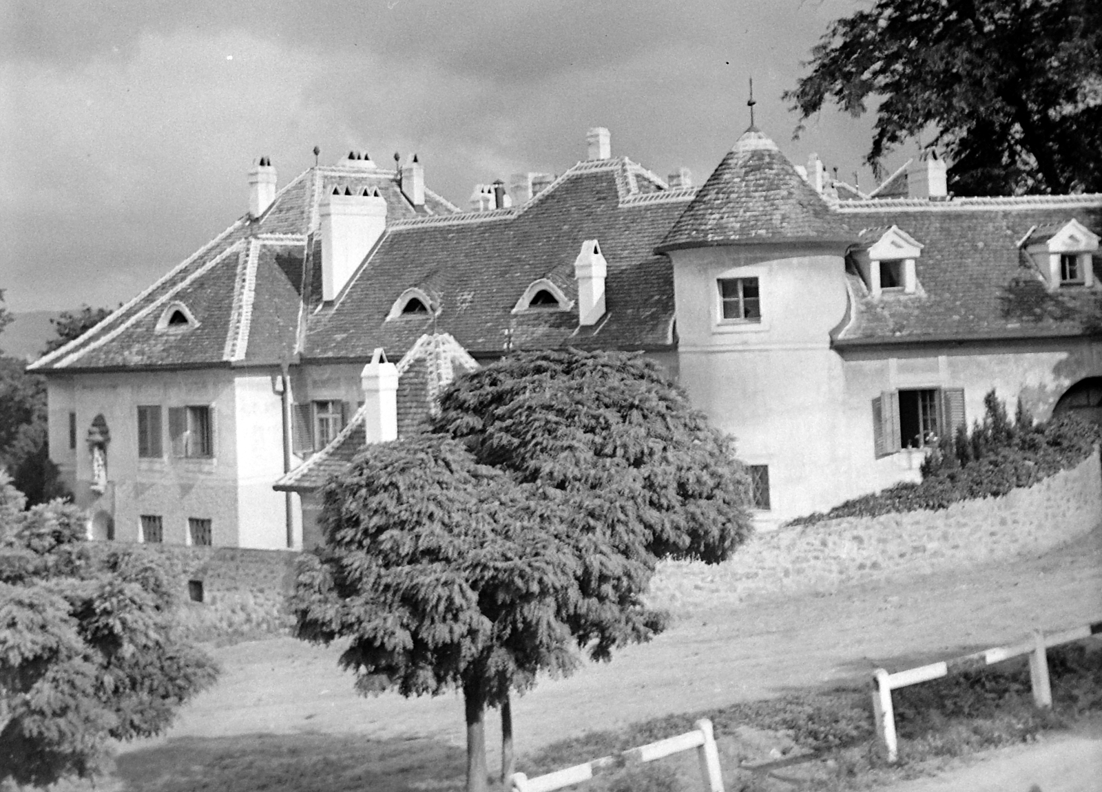 Hungary,Lake Balaton, Szigliget, Esterházy-kastély., 1948, Gyöngyi, chimney, mansion, Fortepan #8653