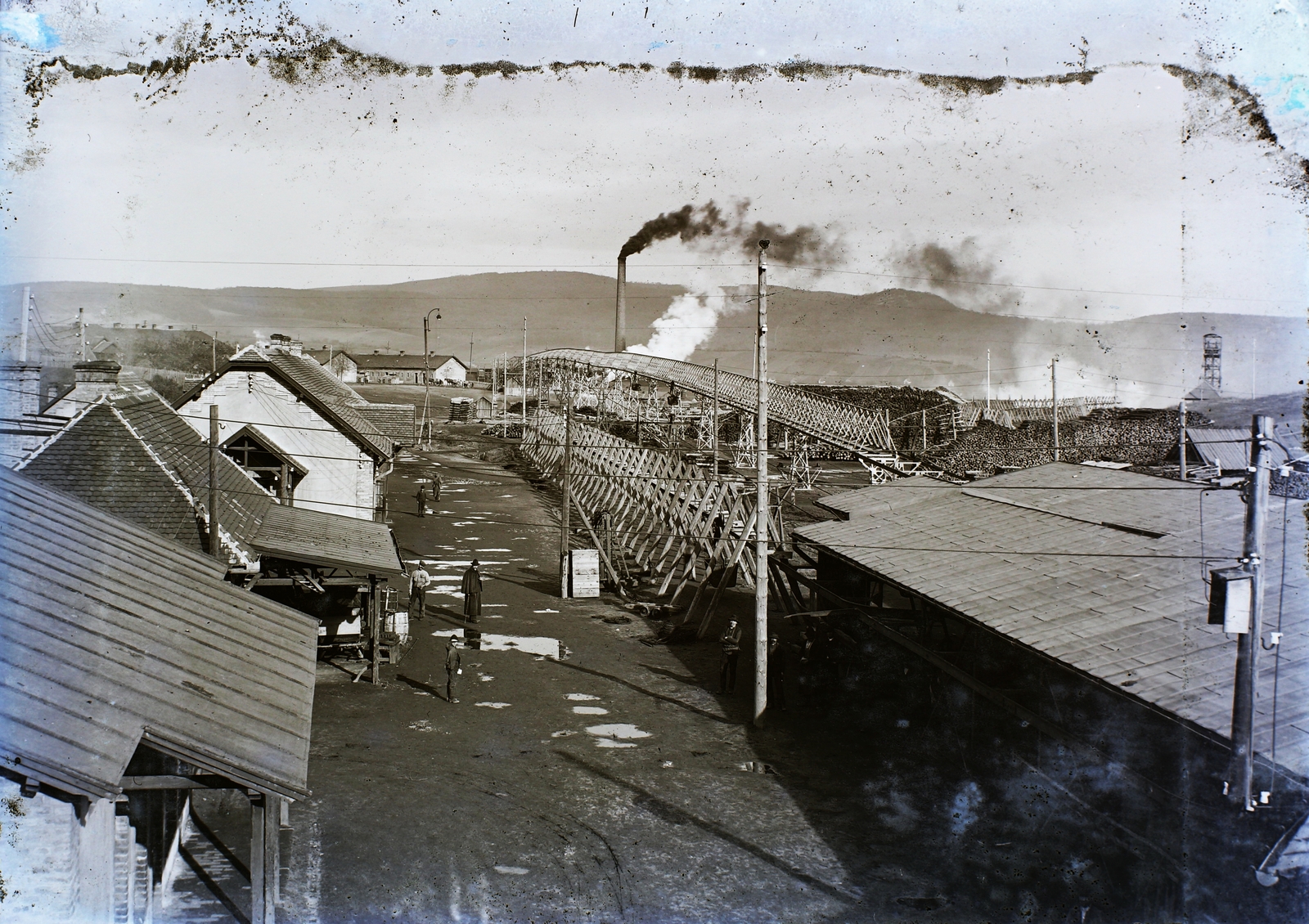 Magyarország, Tatabánya, szénszállító csillesor a gróf Esterházy Ferenc akna bejáratától nézve., 1905, Magyar Földrajzi Múzeum / Erdélyi Mór cége, gyárkémény, Fortepan #86536