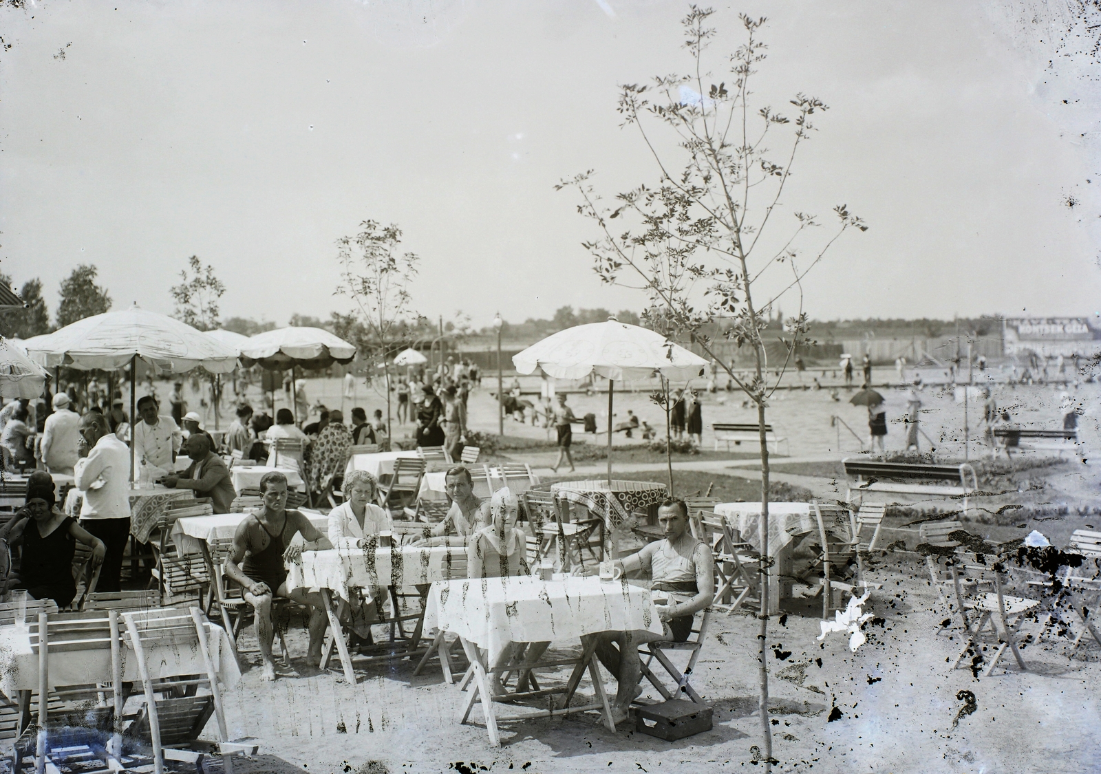 Magyarország, Hajdúszoboszló, gyógyfürdő., 1930, Magyar Földrajzi Múzeum / Erdélyi Mór cége, strand, fürdőruha, napernyő, nyár, sérült kép, Fortepan #86551