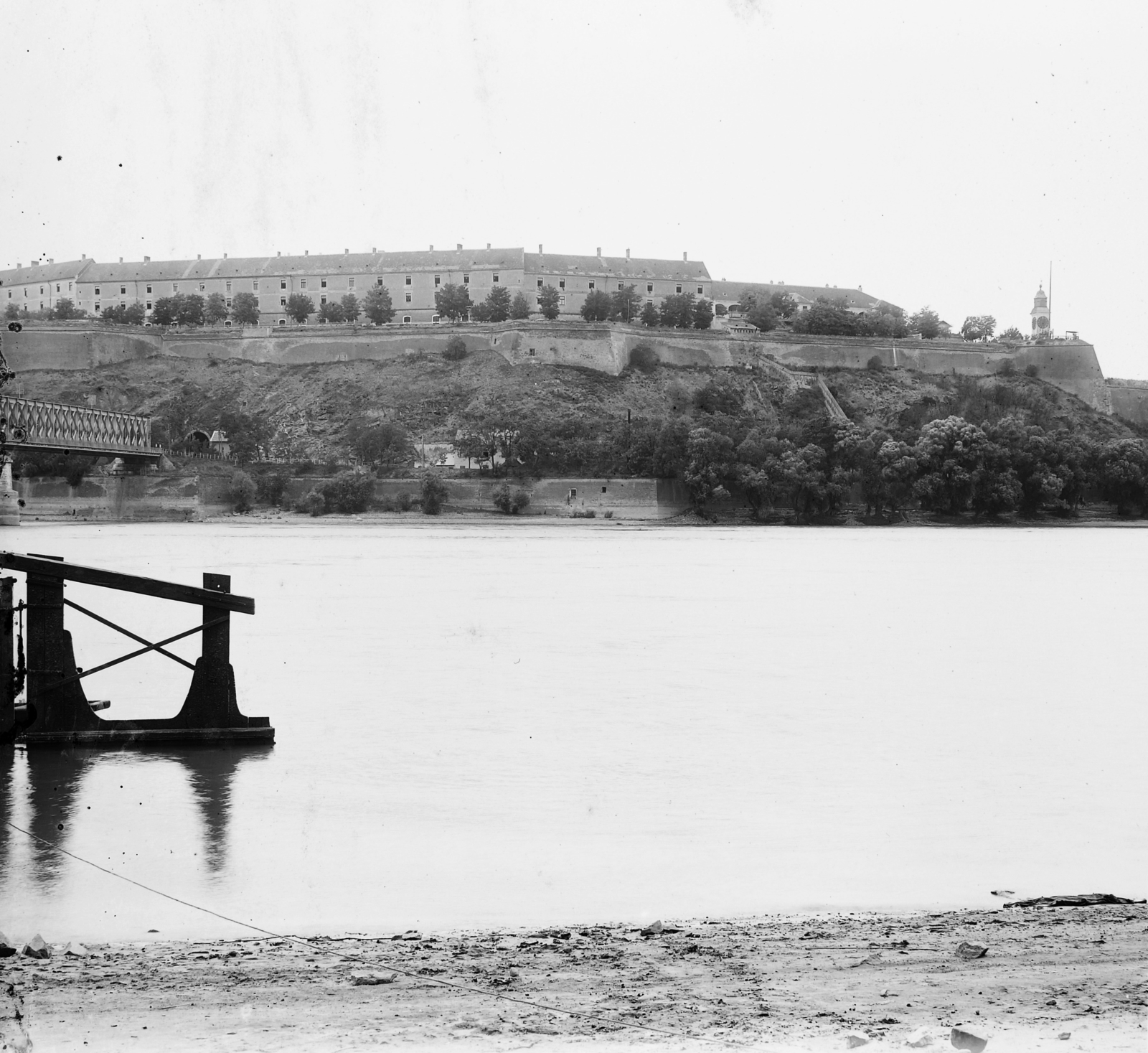 Szerbia, Újvidék, a Duna túlpartján a Péterváradi vár, balra a vasúti híd., 1904, Magyar Földrajzi Múzeum / Erdélyi Mór cége, tükörkép, erőd, Fortepan #86569