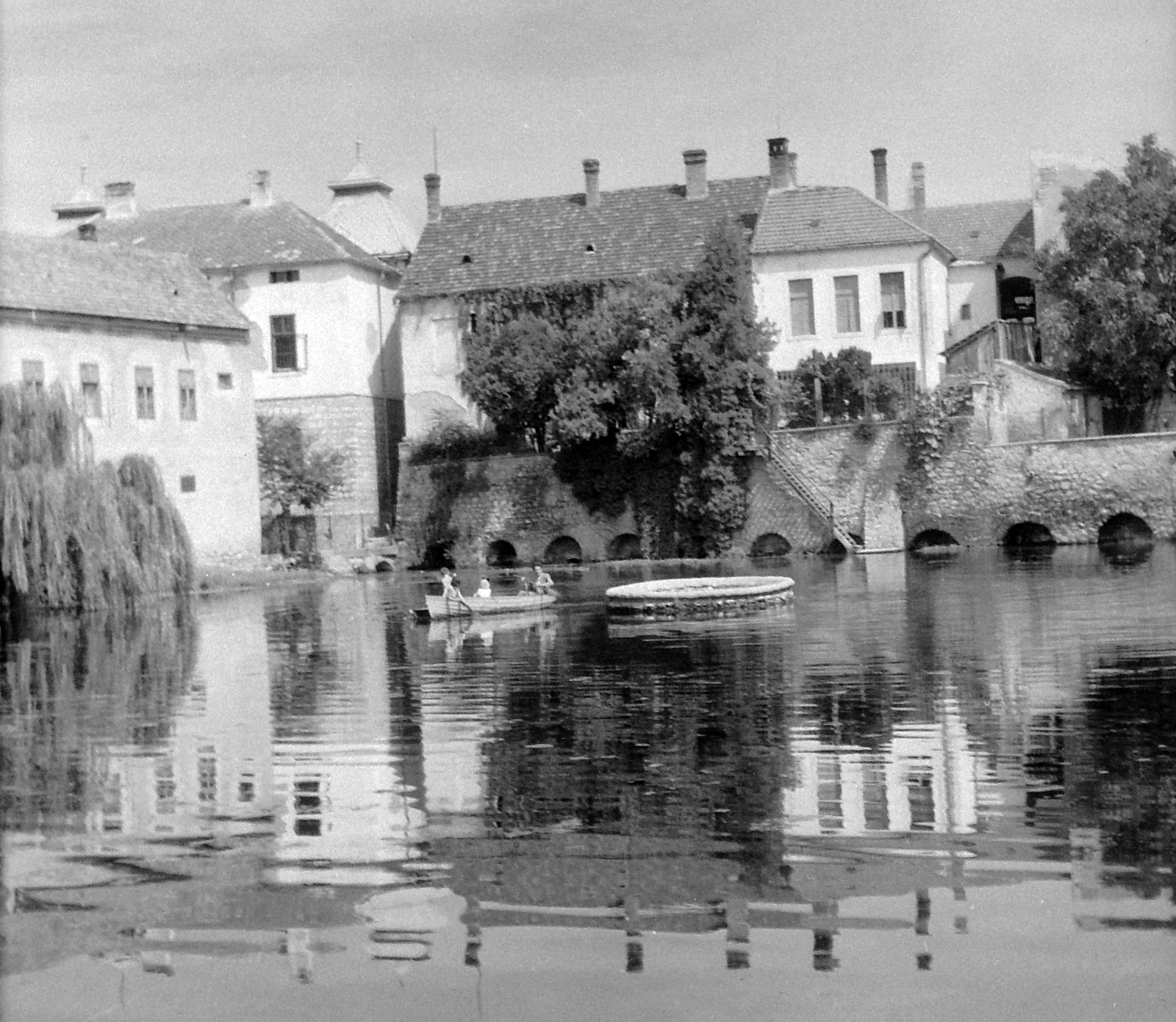 Magyarország, Tapolca, Malom-tó., 1948, Gyöngyi, víztükör, csónak, Fortepan #8657