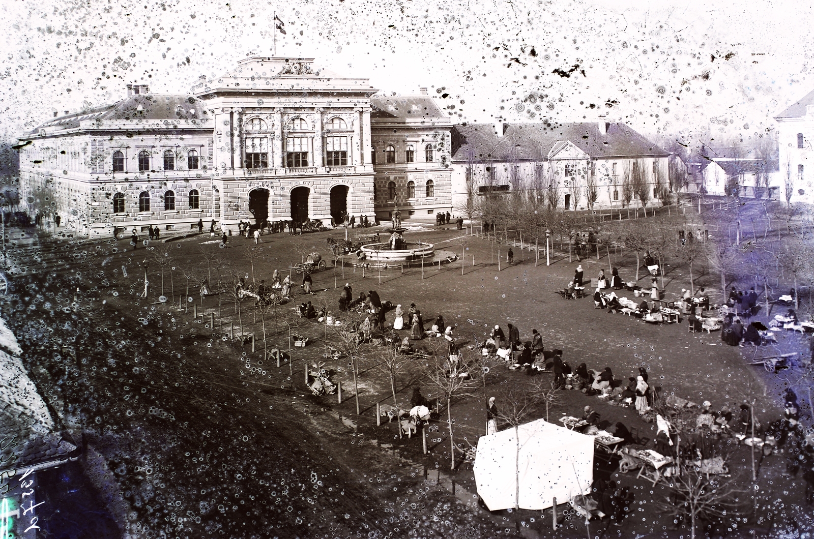 Hungary, Szentes, Kossuth tér, Vármegyeháza és előtte az artézi-kút., 1900, Magyar Földrajzi Múzeum / Erdélyi Mór cége, fountain, market, square, Renaissance Revival, public building, Endre Makay-design, Fortepan #86570