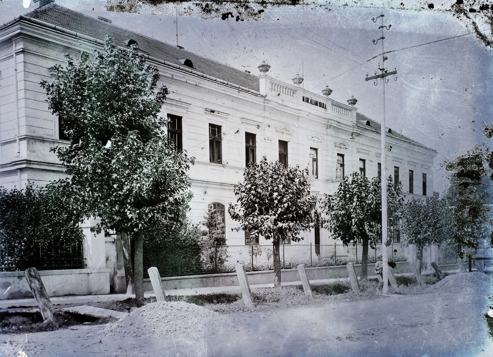 Slovakia, Trenčianske Teplice, Generála Milana Rastislava Štefánika, iskolaépület a Tiszti-gyógyház mellett., 1910, Magyar Földrajzi Múzeum / Erdélyi Mór cége, public building, damaged photo, Fortepan #86578