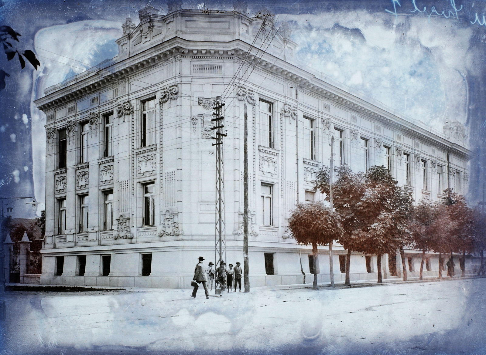 Romania,Transylvania, Sighetu Marmației, Lónyai János út (Strada Iuliu Maniu), az Osztrák-Magyar Bank kirendeltsége (később egy biztosítótársaság épülete)., 1907, Magyar Földrajzi Múzeum / Erdélyi Mór cége, damaged photo, bank branch, Fortepan #86580