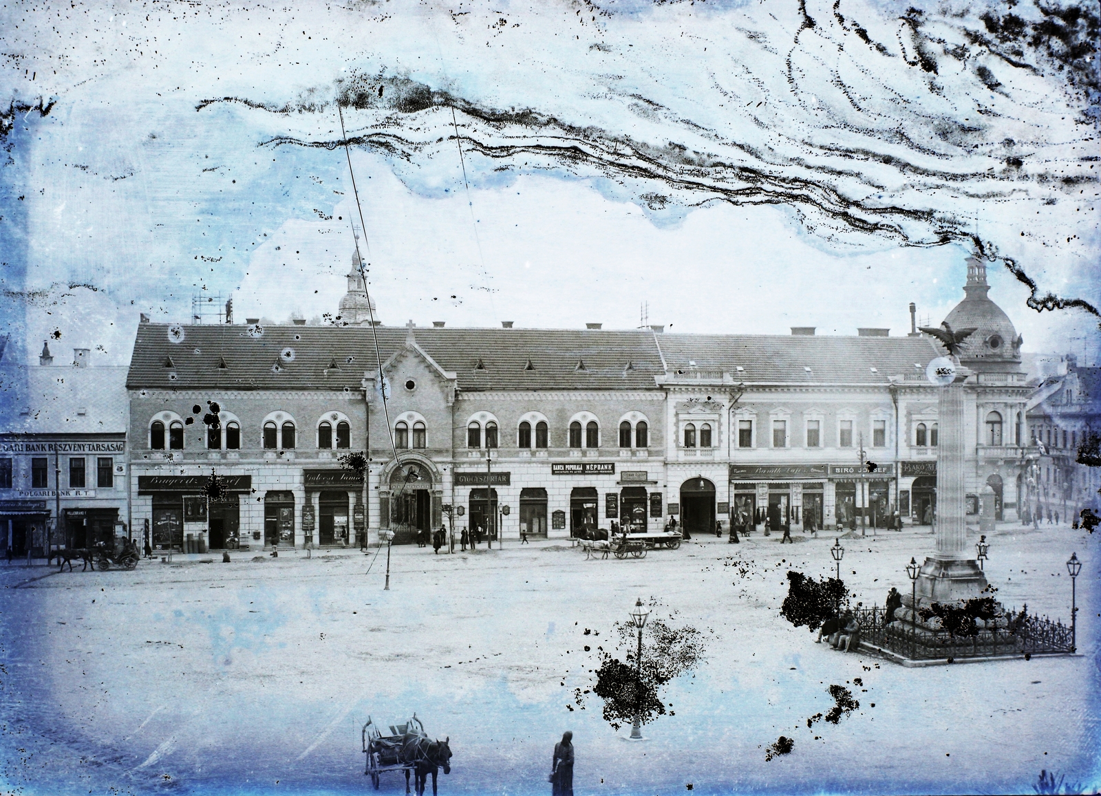 Románia,Erdély, Dés, Fő tér, jobbra a Millenniumi emlékmű., 1907, Magyar Földrajzi Múzeum / Erdélyi Mór cége, sérült kép, emlékmű, Fortepan #86583