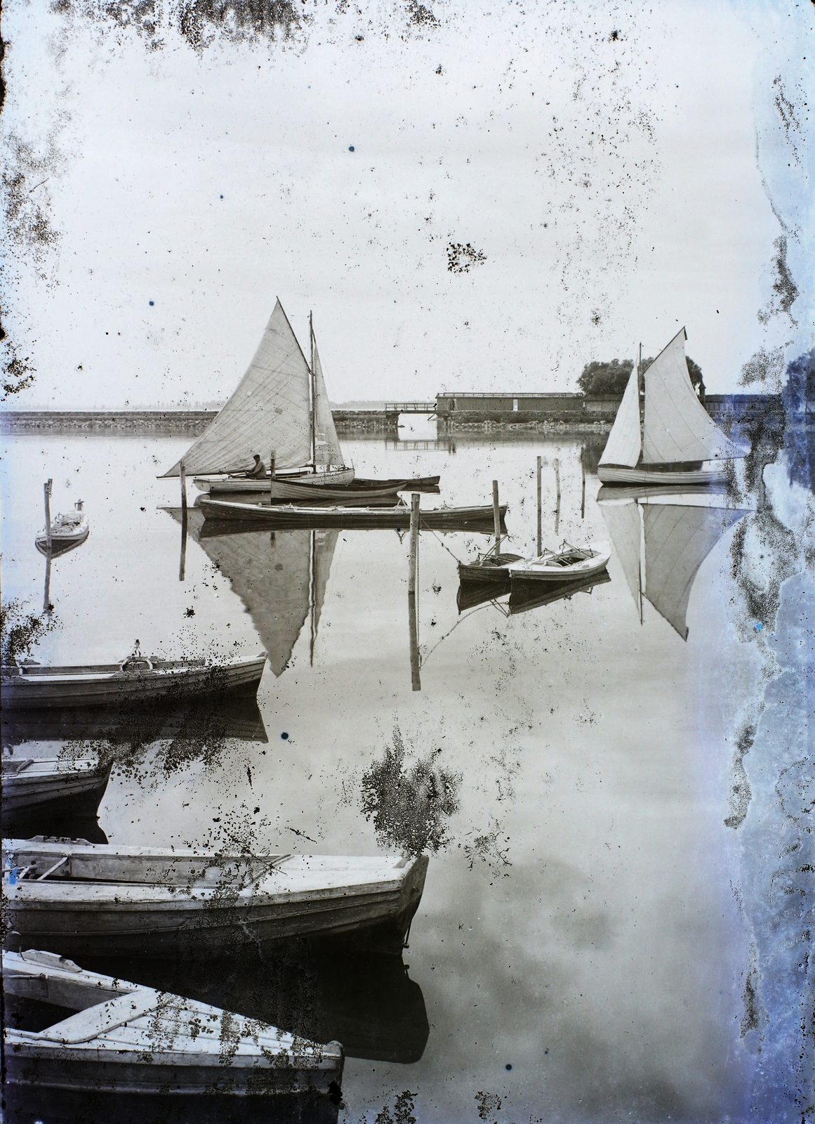 Magyarország,Balaton, Keszthely, csónakkikötő, háttérben a móló., 1908, Magyar Földrajzi Múzeum / Erdélyi Mór cége, vitorláshajó, Fortepan #86585