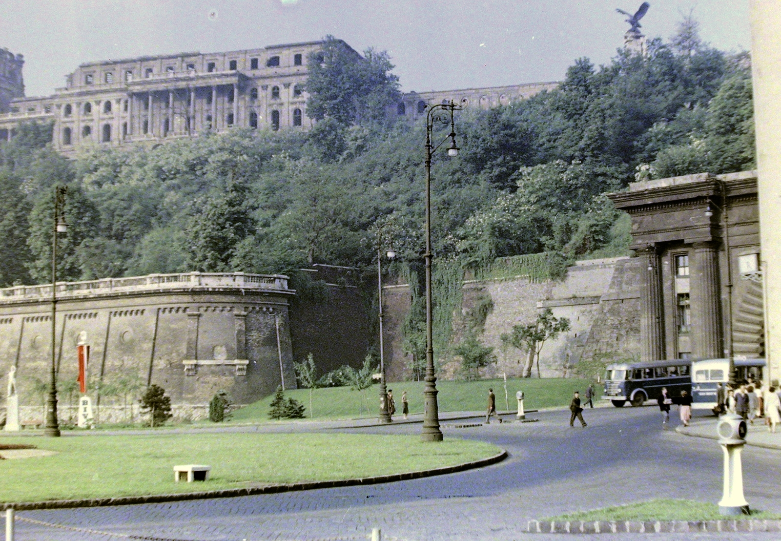 Hungary, Budapest I., Clark Ádám tér. Balra a kép szélén a &#34;0&#34; kilométerkő. A romos Budavári Palota (korábban Királyi Palota) kupola nélkül., 1958, Fortepan, colorful, bus, Ikarus-brand, MÁVAG-brand, lamp post, csibi lamp, Budapest, Fortepan #866