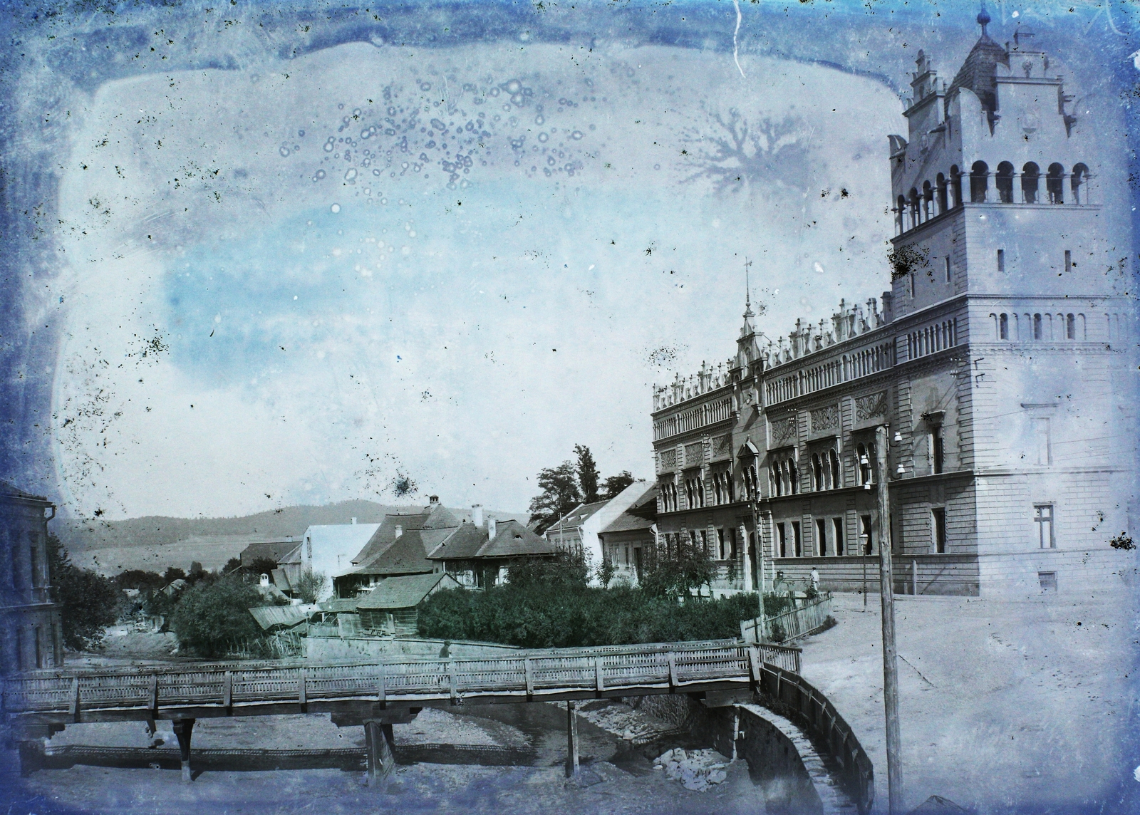 Romania,Transylvania, Aiud, Alsó-Fehér vármegye Székháza (Vármegyeháza), balra az Enyed-patak., 1914, Magyar Földrajzi Múzeum / Erdélyi Mór cége, bridge, public building, Fortepan #86615