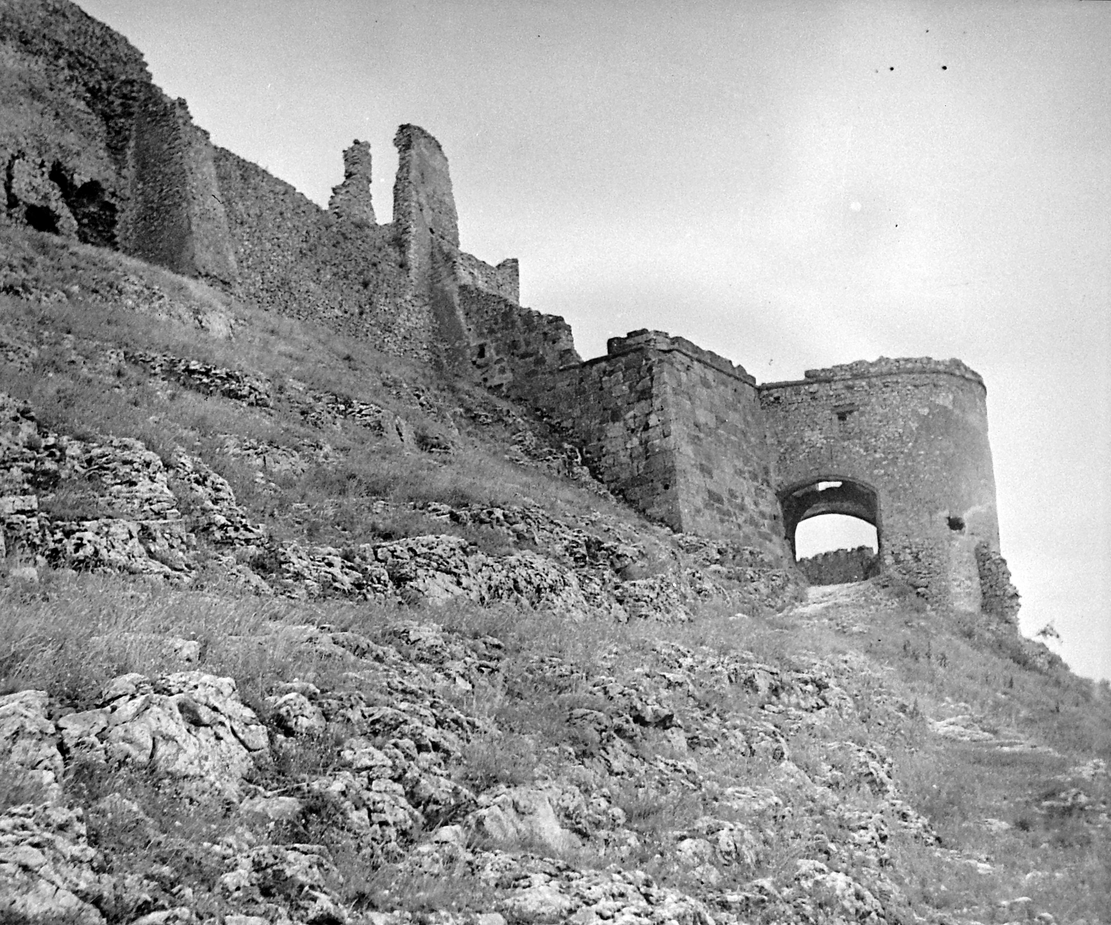 Magyarország, Sümeg, Vár, kaputorony., 1949, Gyöngyi, látkép, alulnézet, várrom, Fortepan #8662