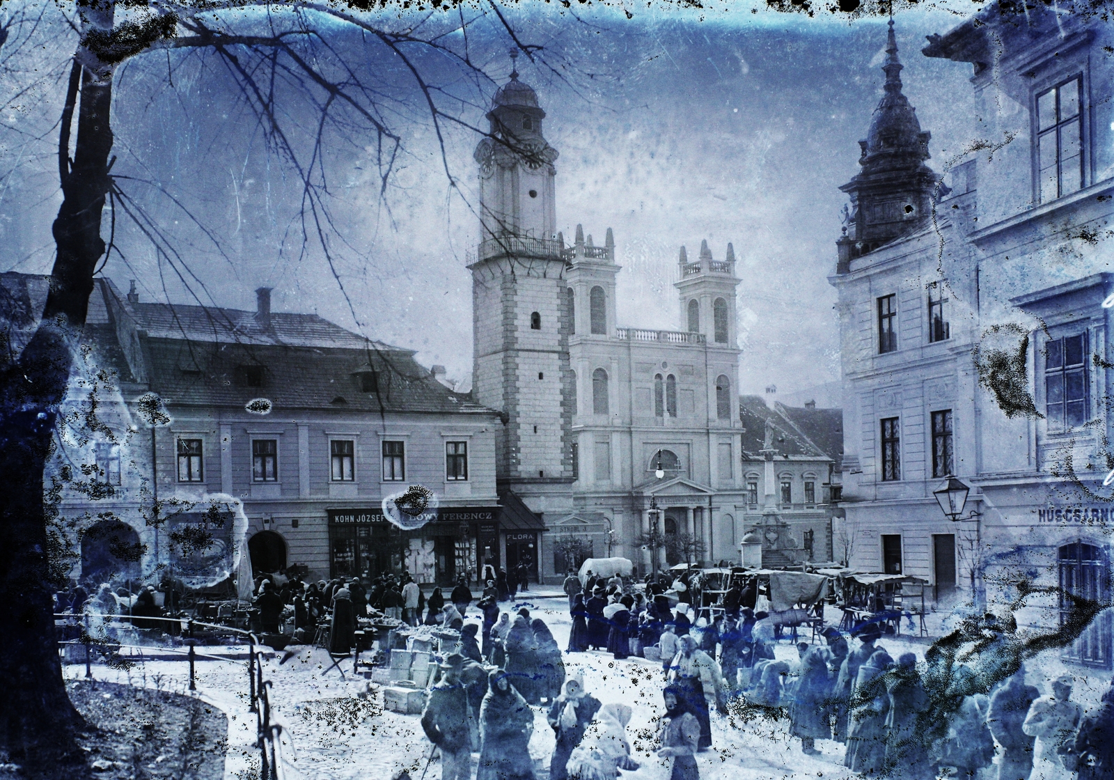 Slovakia, Banská Bystrica, Námestie Štefana Moyzesa (Mátyás tér), szemben a Szlovák Nemzeti Felkelés (Slovenského národného povstania) tér (IV. Béla király tér) és az Óratorony, mögötte a Xavéri Szent Ferenc-székesegyház., 1906, Magyar Földrajzi Múzeum / Erdélyi Mór cége, market, damaged photo, Cathedral, clock tower, Fortepan #86636