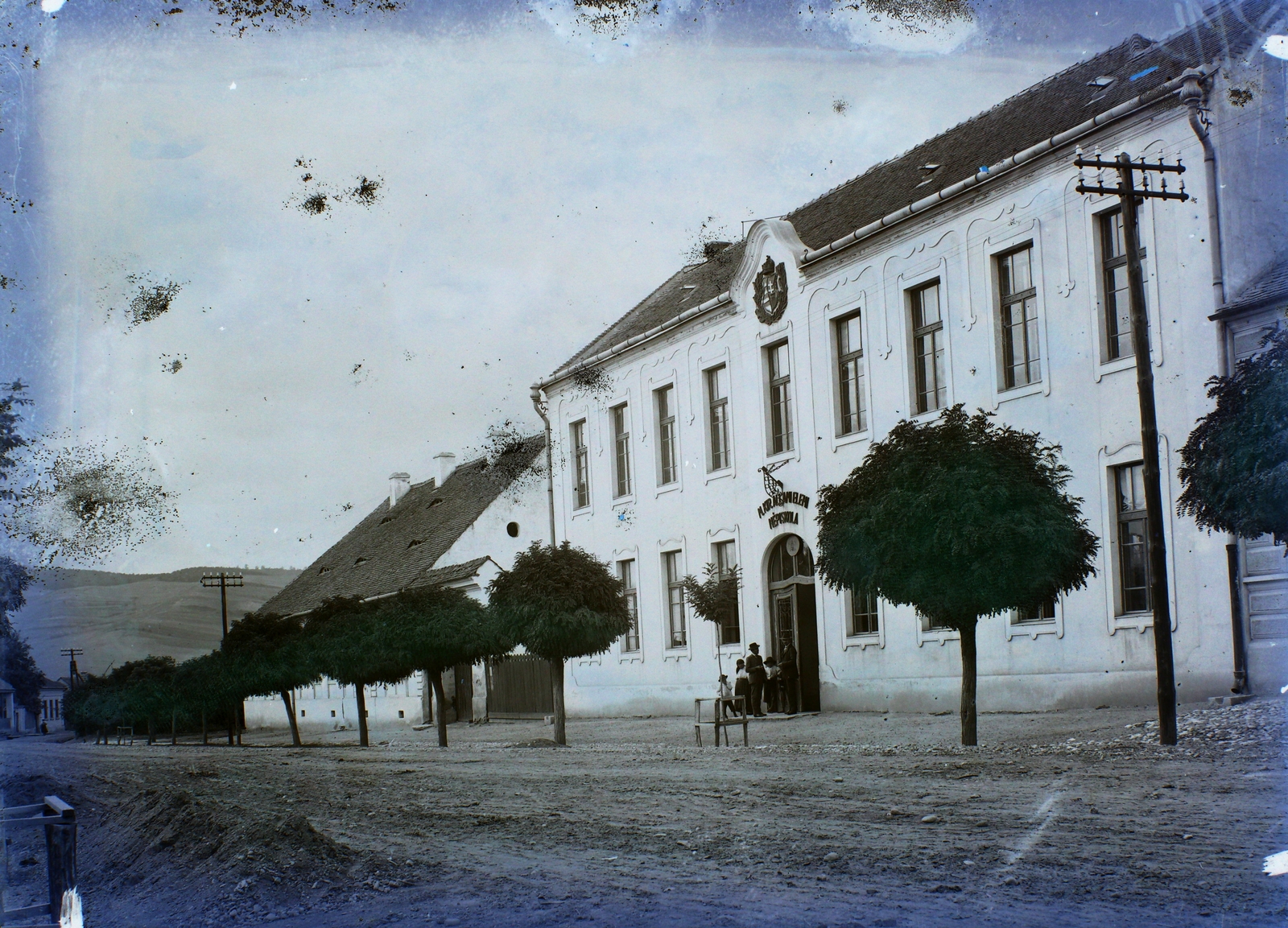 Romania,Transylvania, Blaj, Bulevardul Republicii, a Magyar Királyi Állami Népiskola (később Toma Cocişiu Gimnázium)., 1910, Magyar Földrajzi Múzeum / Erdélyi Mór cége, school, street view, national emblem, Fortepan #86649