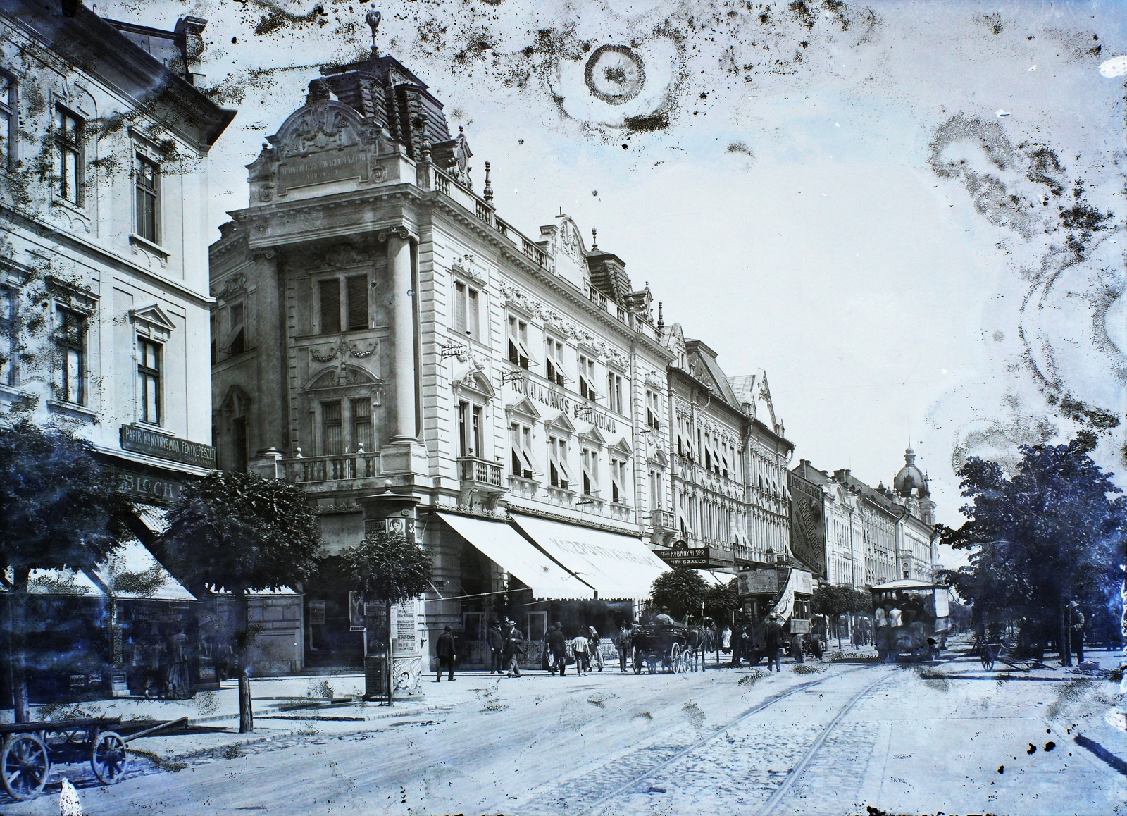 Romania,Transylvania, Arad, Andrássy tér (Bulevardul Revolutiei), Központi Szálloda., 1915, Magyar Földrajzi Múzeum / Erdélyi Mór cége, horse tramway, damaged photo, awning, Fortepan #86677