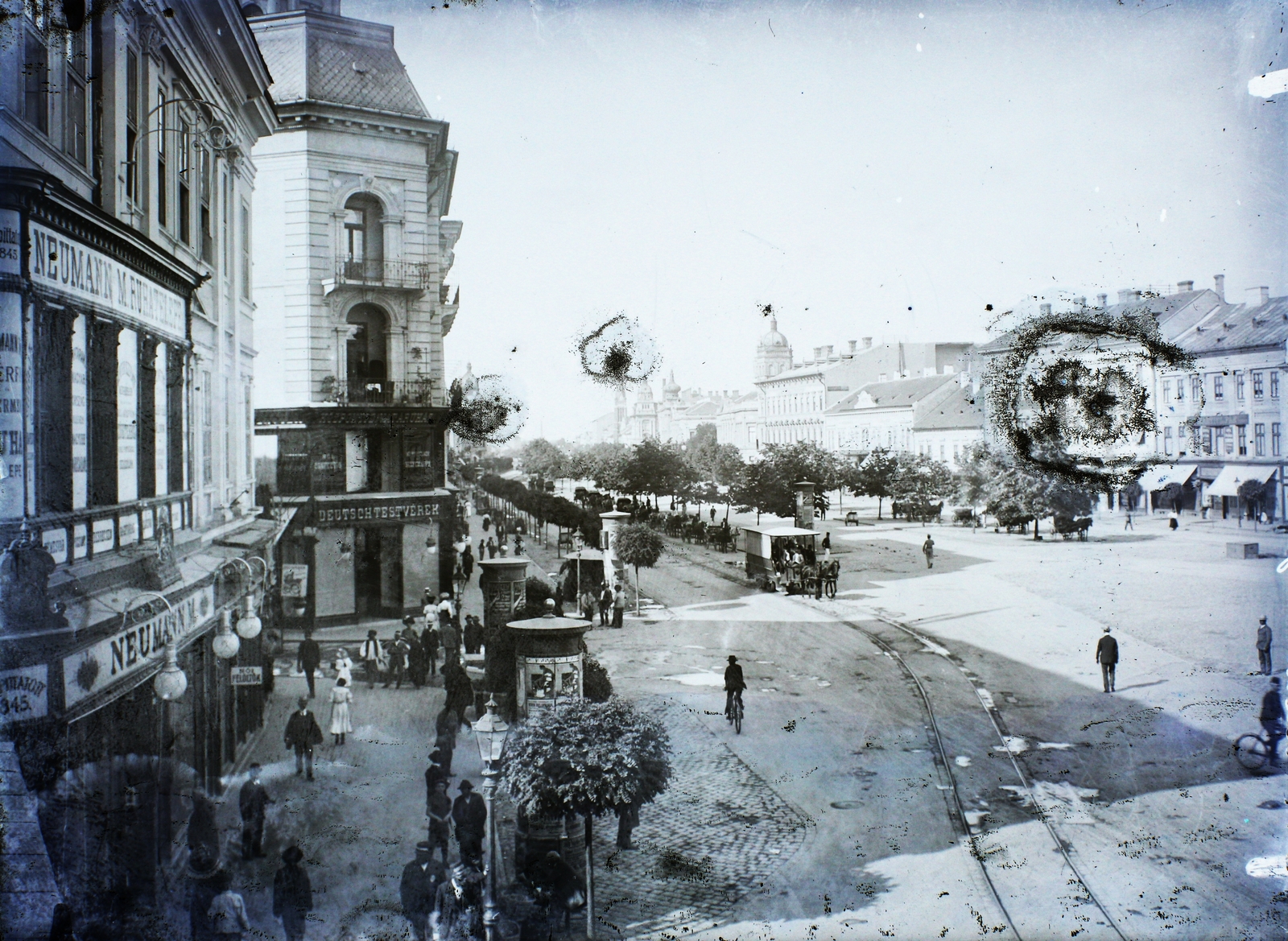 Romania,Transylvania, Arad, Andrássy tér (Bulevardul Revolutiei)., 1915, Magyar Földrajzi Múzeum / Erdélyi Mór cége, horse tramway, damaged photo, awning, Fortepan #86678