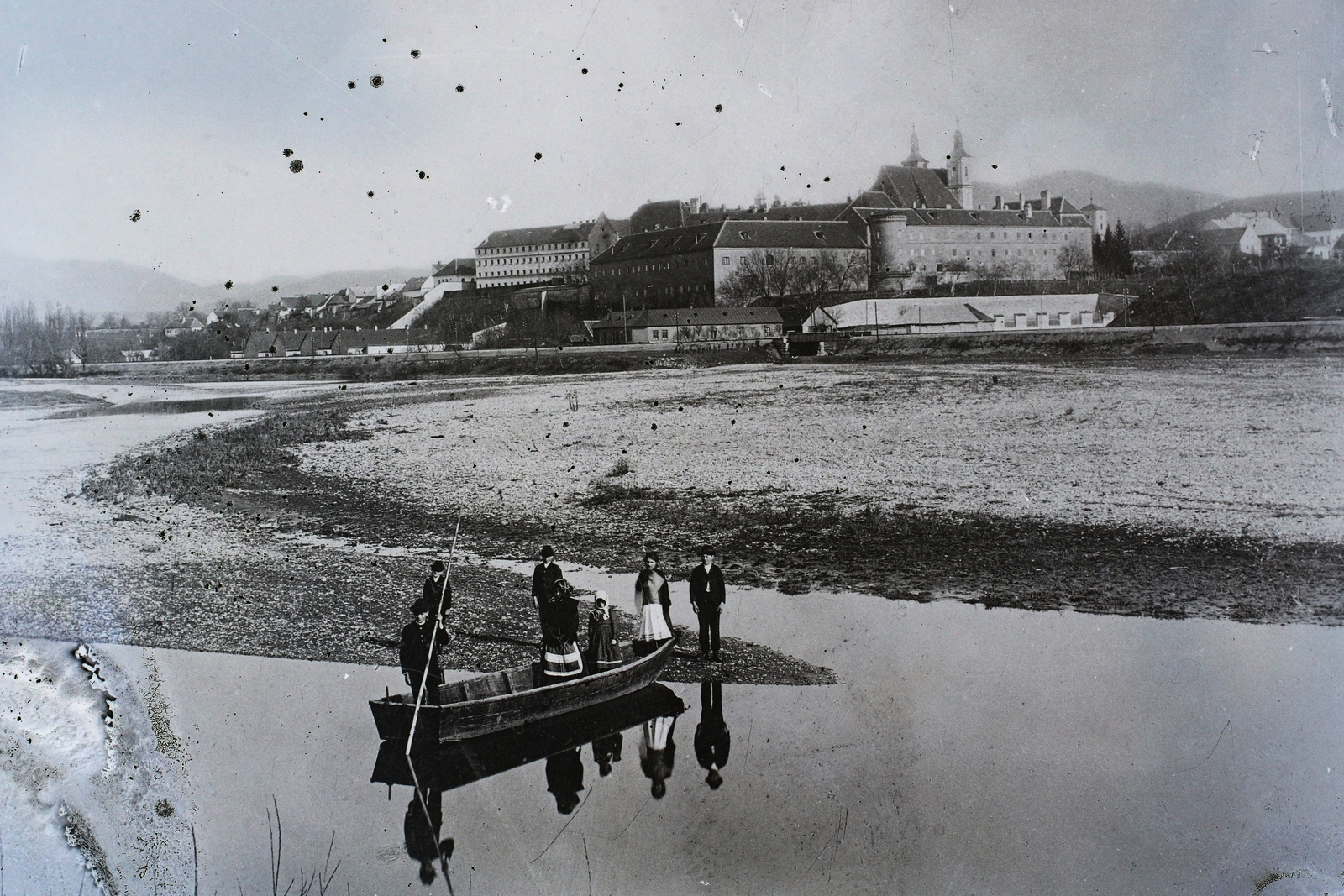Slovakia, Ilava, a börtönként használt vár a Vág folyó felől nézve., 1905, Magyar Földrajzi Múzeum / Erdélyi Mór cége, river, castle, prison, Fortepan #86688