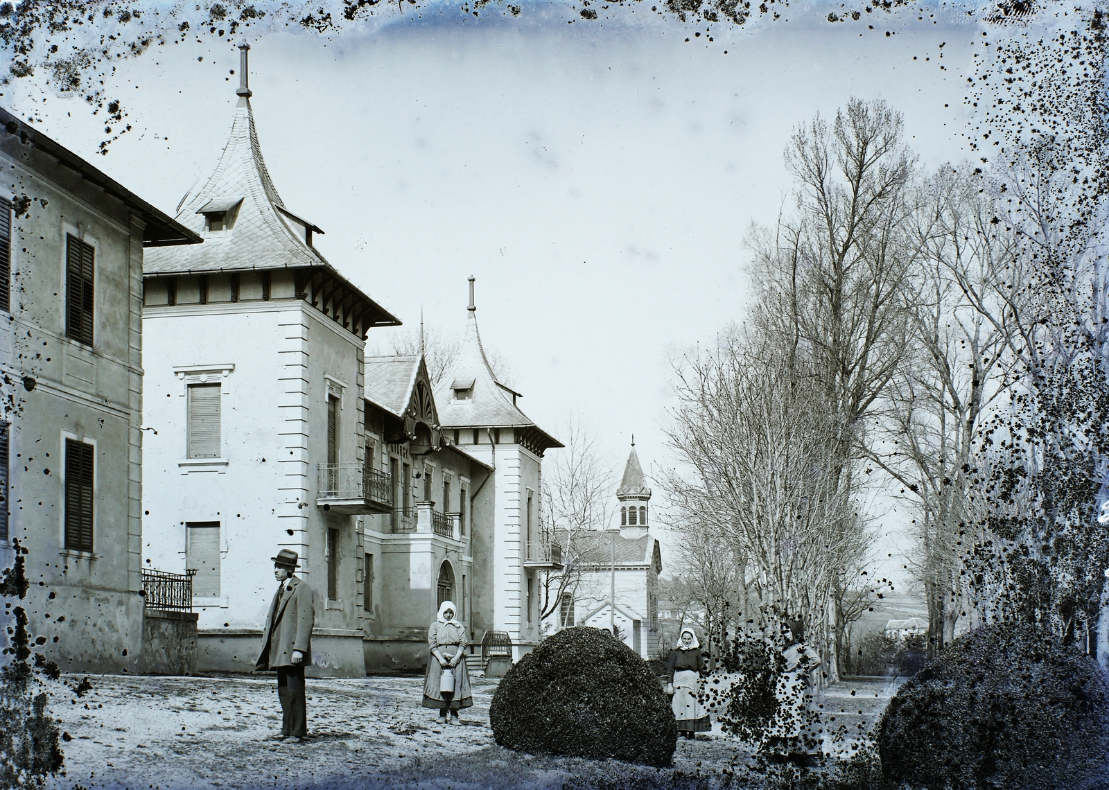 Magyarország, Hévíz, a Gyógyfürdő parkja (később Dr. Schulhof Vilmos sétány), György-ház (később Szent András Állami Reumatológiai és Rehabilitációs Kórház) és a kápolna., 1911, Magyar Földrajzi Múzeum / Erdélyi Mór cége, kápolna, sérült kép, Fortepan #86693