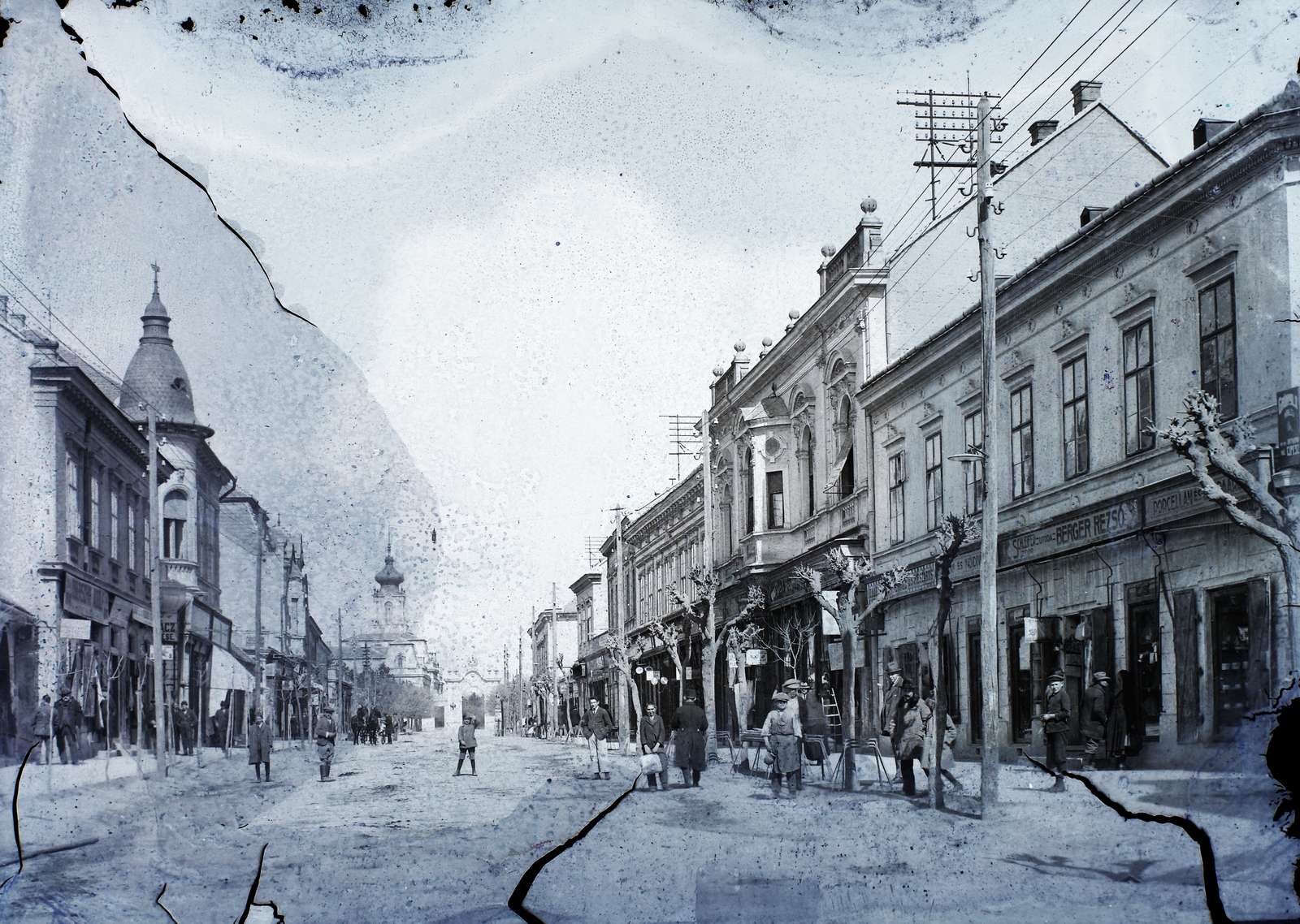 Magyarország,Balaton, Keszthely, Kossuth Lajos (Fő) utca, háttérben a Festetics-kastély., 1911, Magyar Földrajzi Múzeum / Erdélyi Mór cége, utcakép, múzeum, barokk-stílus, palota, sérült kép, Viktor Rumpelmayer-terv, Gustav Haas-terv, Maximilian Paschkisch-terv, Fortepan #86694