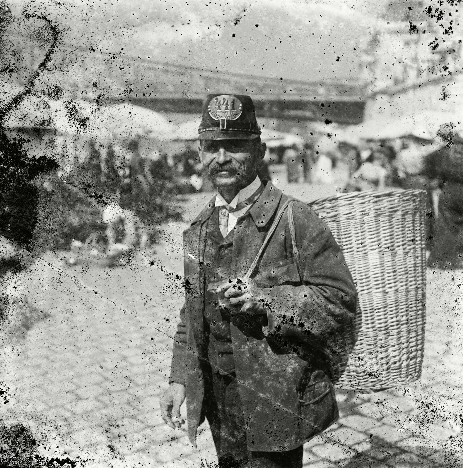 Hungary, Budapest IX., piac a pesti alsó rakparton a Fővám térnél, háttérben a Szabadság (Ferenc József) híd., 1905, Magyar Földrajzi Múzeum / Erdélyi Mór cége, market, basket, carrier, Budapest, moustache, backpacks basket, Fortepan #86709