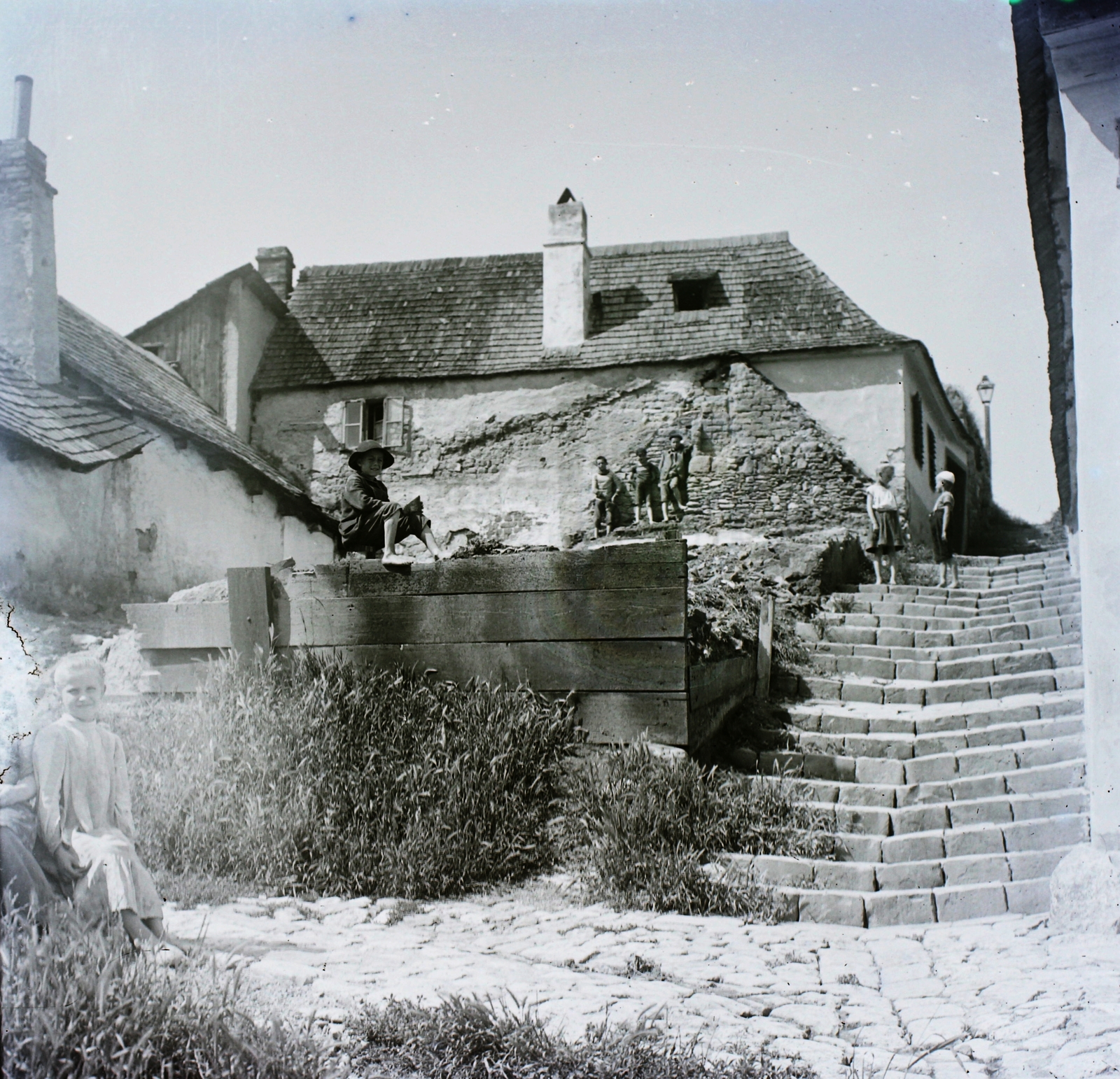 Magyarország, Tabán, Budapest I., Harkály utca, szemben az Ács utca., 1910, Magyar Földrajzi Múzeum / Erdélyi Mór cége, gyerek, Budapest, utcai lámpa, szegénység, Fortepan #86719