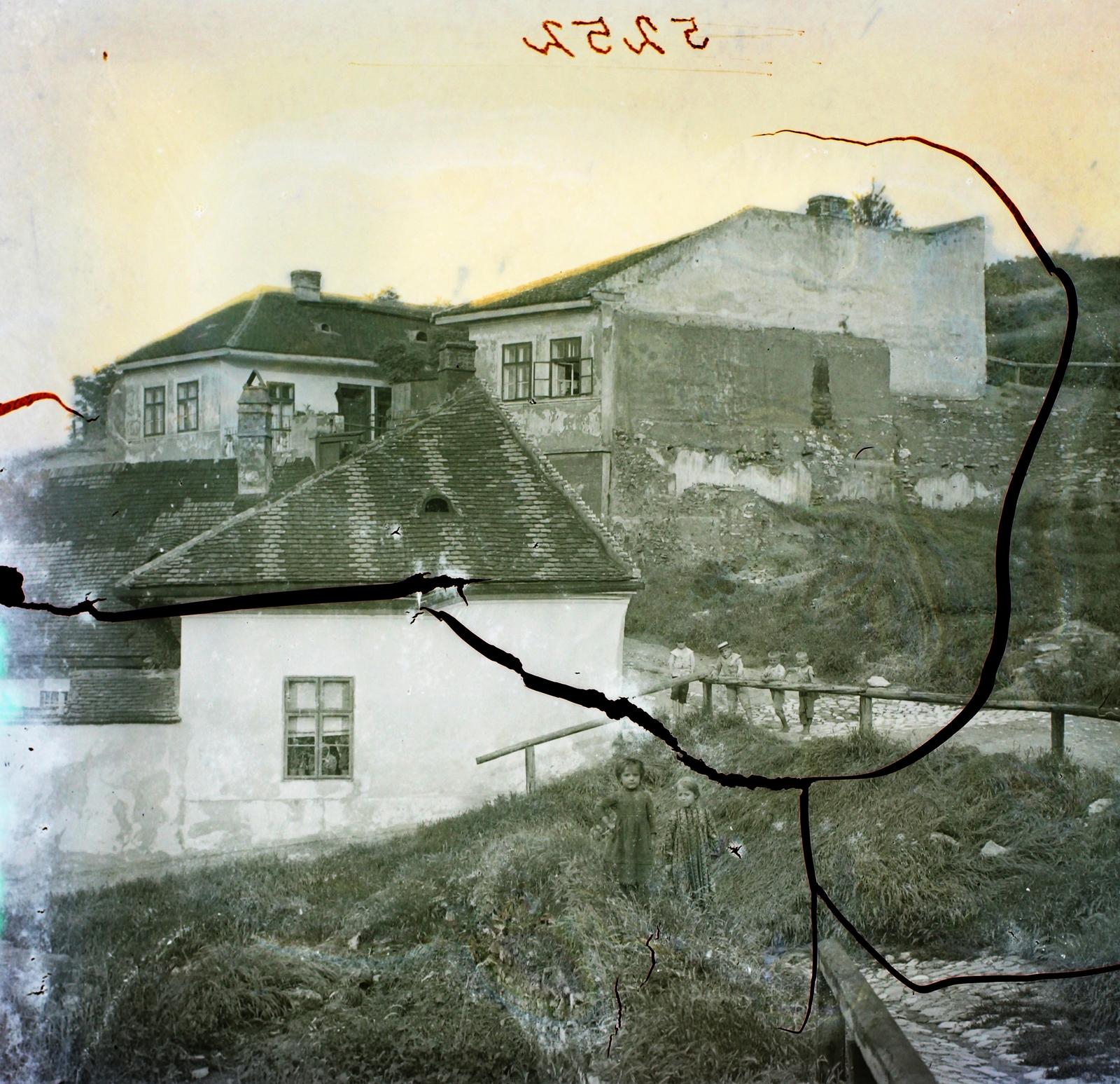 Magyarország, Tabán, Budapest I., balra lefelé a Floriani utca, jobbra a Felsőhegy utca., 1910, Magyar Földrajzi Múzeum / Erdélyi Mór cége, korlát, háztető, ablak, gyerek, sérült kép, Budapest, Fortepan #86729