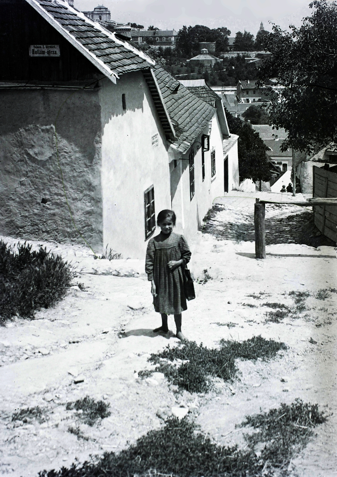 Magyarország, Tabán, Budapest I., Hullám utca, szemben a Kőműves utca, háttérben a Királyi Palota (később Budavári Palota) kertje., 1910, Magyar Földrajzi Múzeum / Erdélyi Mór cége, gyerek, Budapest, Fortepan #86741