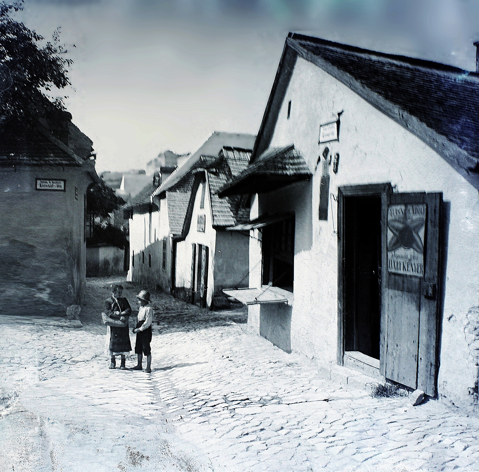 Hungary, Tabán, Budapest I., Kereszt tér, szemben az Aranykacsa utca. Jobbra Reisner Adolf Kereszt péksége látható., 1910, Magyar Földrajzi Múzeum / Erdélyi Mór cége, kid, Budapest, barefoot, street name sign, bakery, wickerwork, Fortepan #86748
