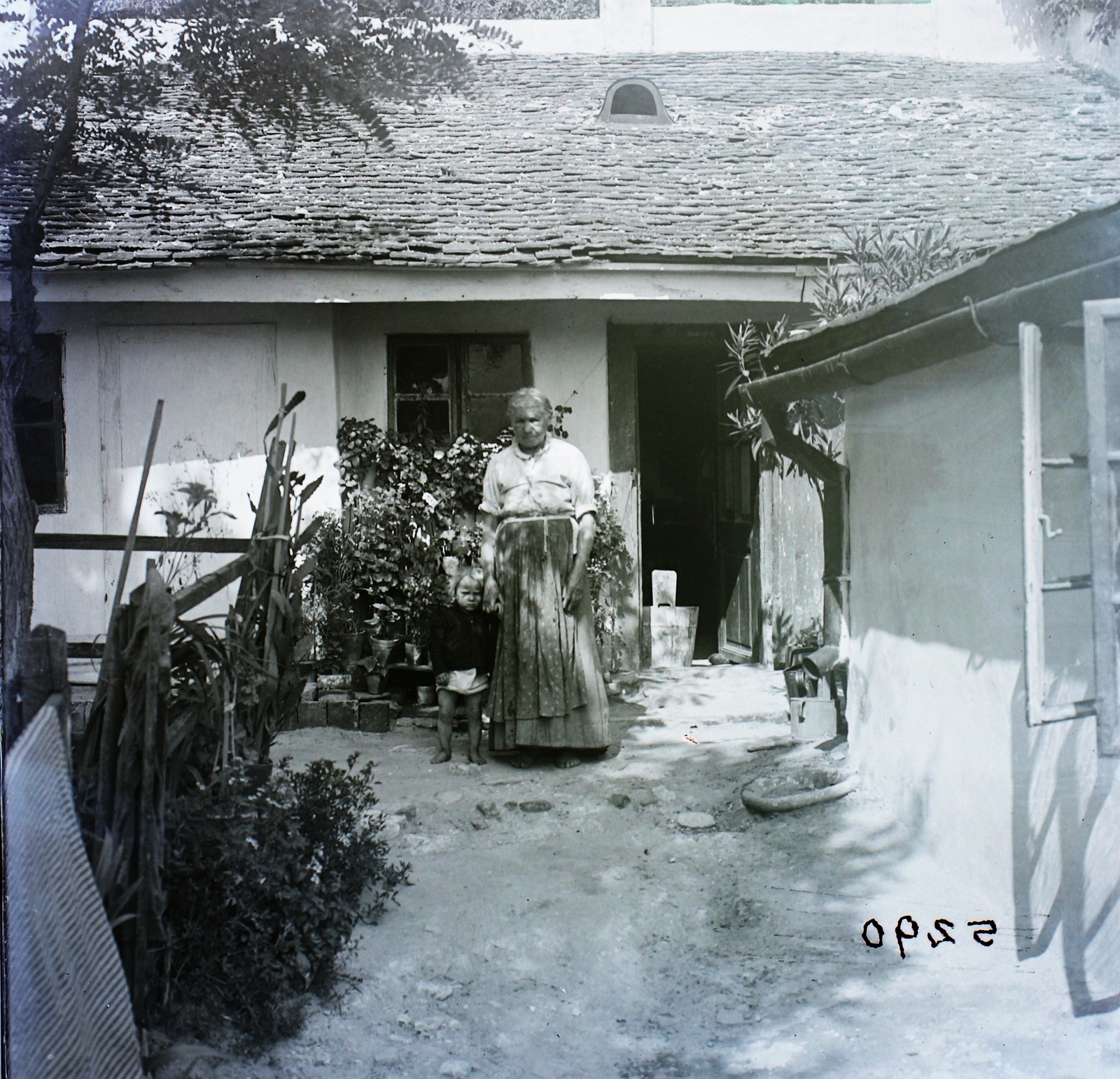 1910, Magyar Földrajzi Múzeum / Erdélyi Mór cége, barefoot, yard, Fortepan #86751
