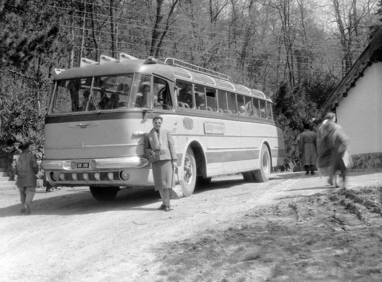 Magyarország, Buják, az Ikarus 55 típusú autóbusz az egykori vadászkastély előtt áll., 1955, Gyöngyi, közlekedés, jármű, autóbusz, magyar gyártmány, Ikarus-márka, MÁVAUT-szervezet, Ikarus 55, automobil, rendszám, Fortepan #8676