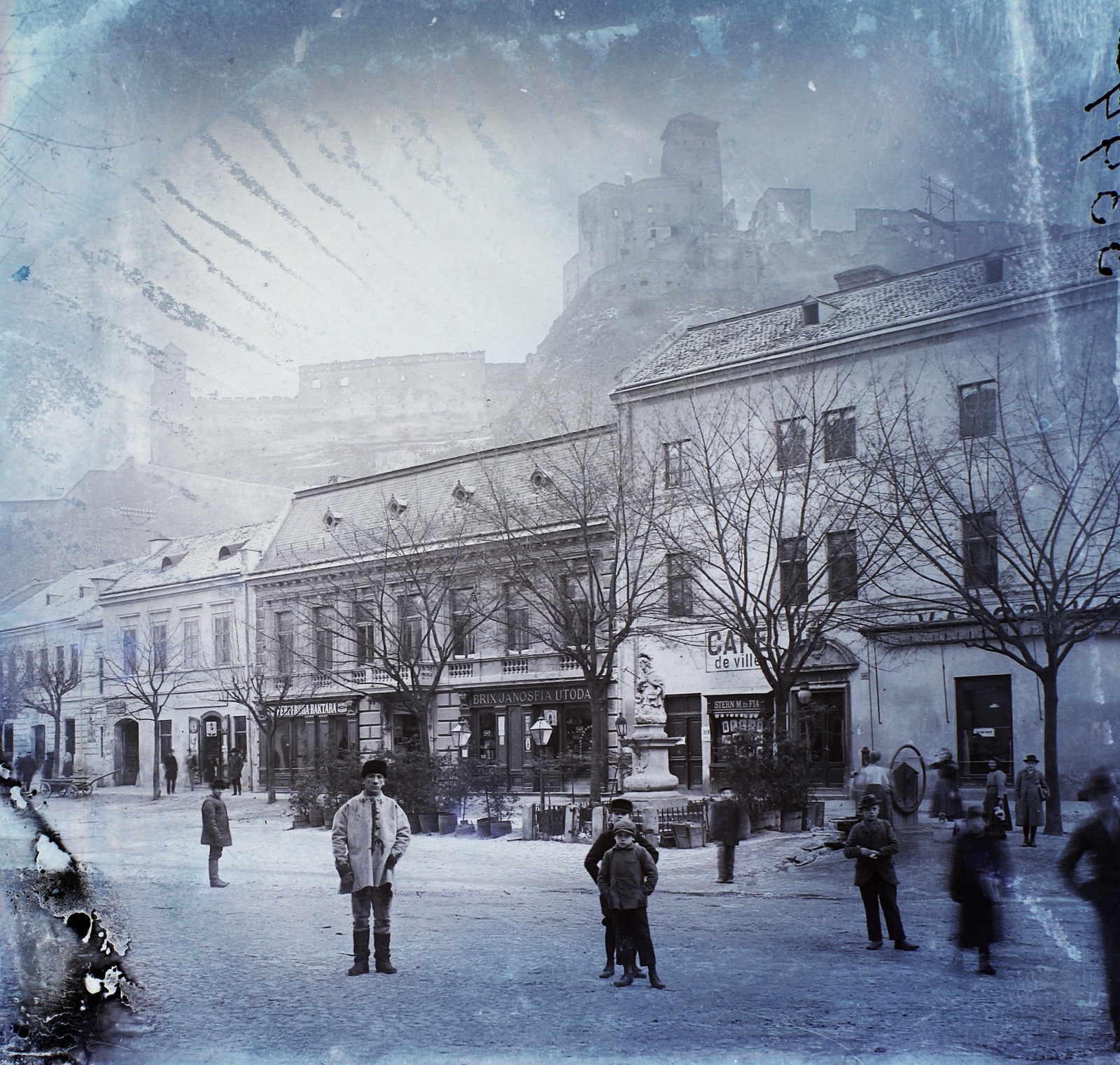Szlovákia, Trencsén, a város fötere, fenn a vár., 1905, Magyar Földrajzi Múzeum / Erdélyi Mór cége, szobor, utcakép, vár, Fortepan #86773