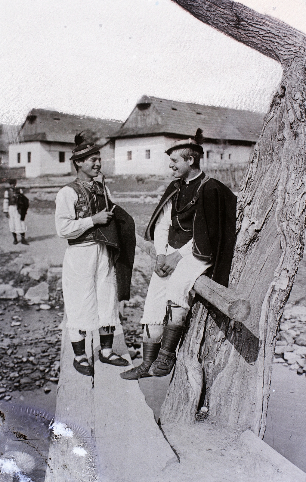 Slovakia, Detva, 1906, Magyar Földrajzi Múzeum / Erdélyi Mór cége, pipe, folk costume, peasant, wooden bridge, Fortepan #86781