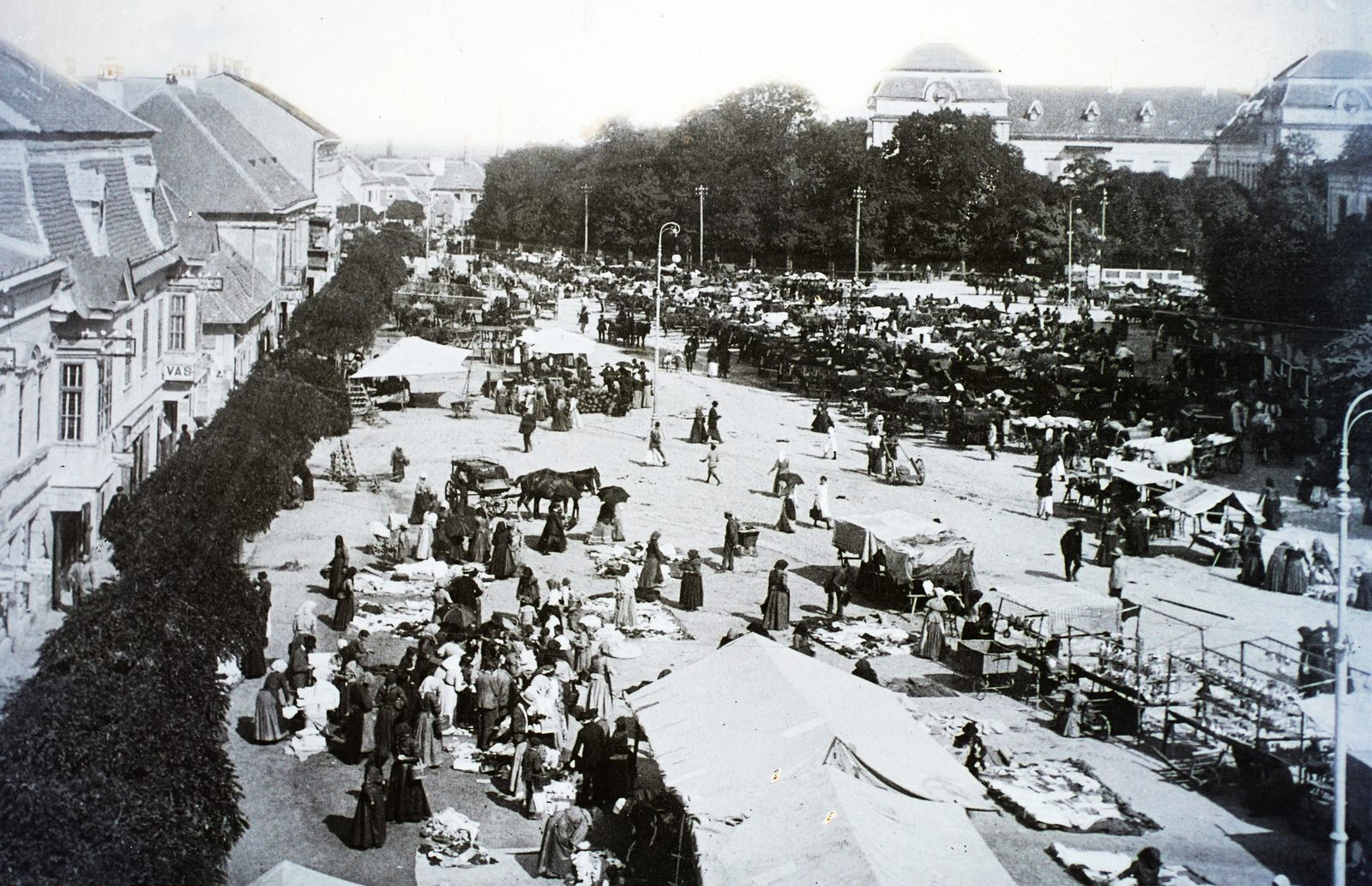 Magyarország, Pápa, Fő tér, jobbra az Esterházy kastély., 1903, Magyar Földrajzi Múzeum / Erdélyi Mór cége, piac, palota, Fortepan #86786