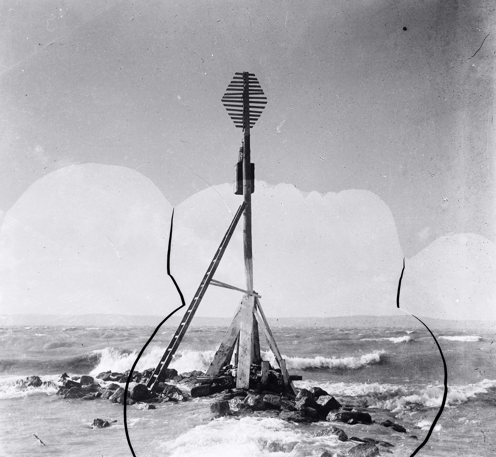 Hungary,Lake Balaton, Siófok, móló végi jelzőoszlop., 1908, Magyar Földrajzi Múzeum / Erdélyi Mór cége, damaged photo, storm warning, Fortepan #86789