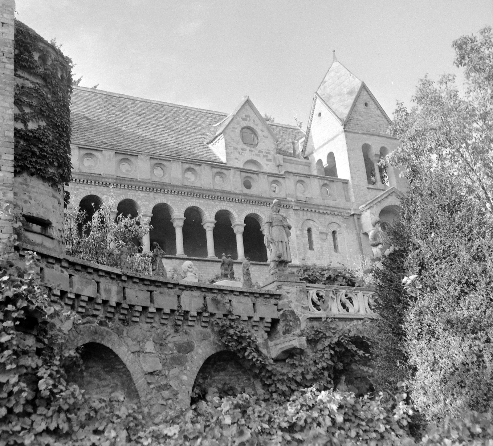 Hungary, Székesfehérvár, Bory-vár., 1964, Gyöngyi, sculpture, castle, eclectic architecture, Jenő Bory-design, Fortepan #8679