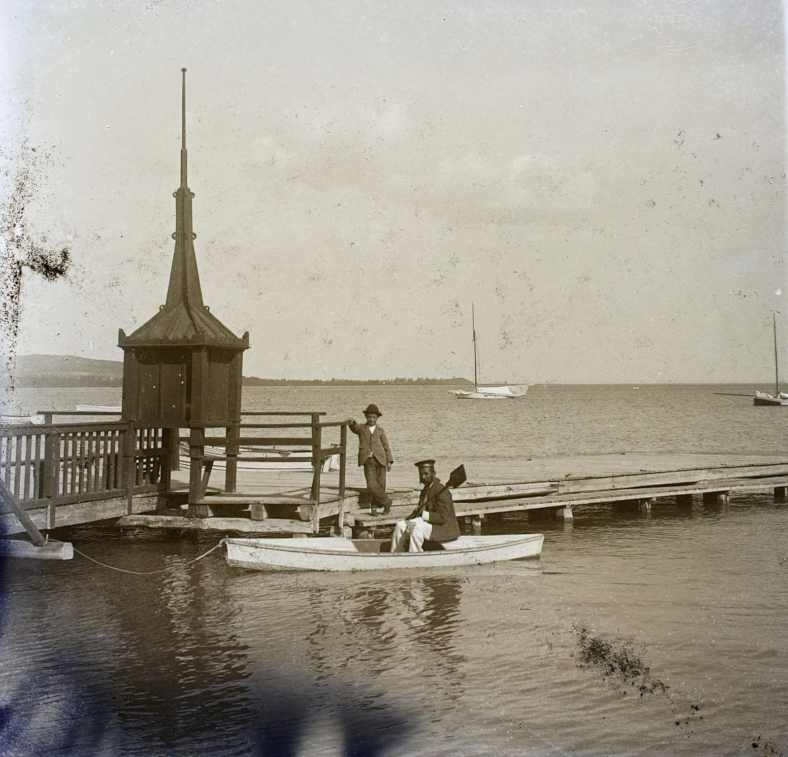 Hungary,Lake Balaton, Keszthely, csónakkikötő, háttérben a Keszthelyi hegység., 1908, Magyar Földrajzi Múzeum / Erdélyi Mór cége, boat station, pier, Fortepan #86795