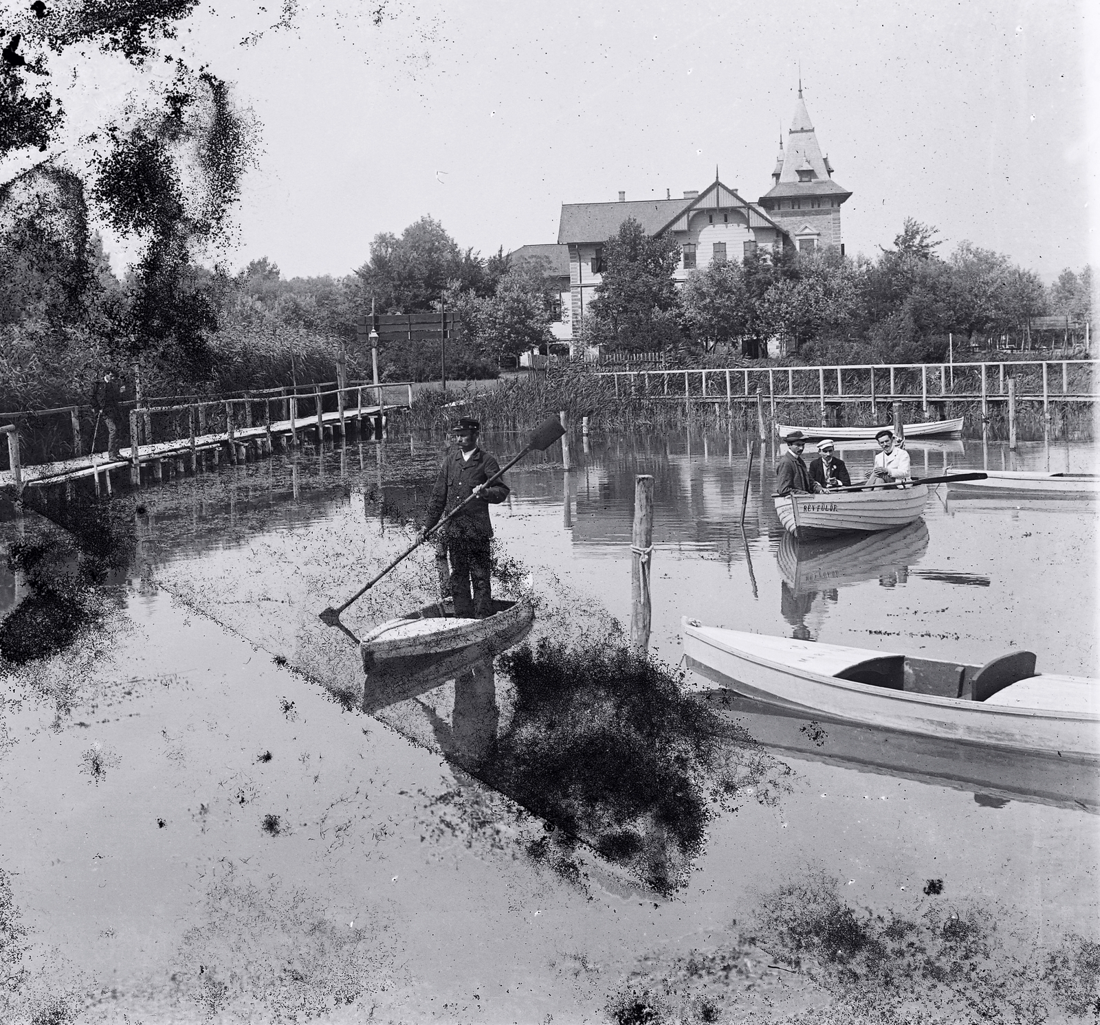 Hungary,Lake Balaton, Keszthely, csónakkikötő, háttérben a Hullám szálloda (a csónakkikötő helyén ma a Városi strand található)., 1908, Magyar Földrajzi Múzeum / Erdélyi Mór cége, boat station, Fortepan #86796