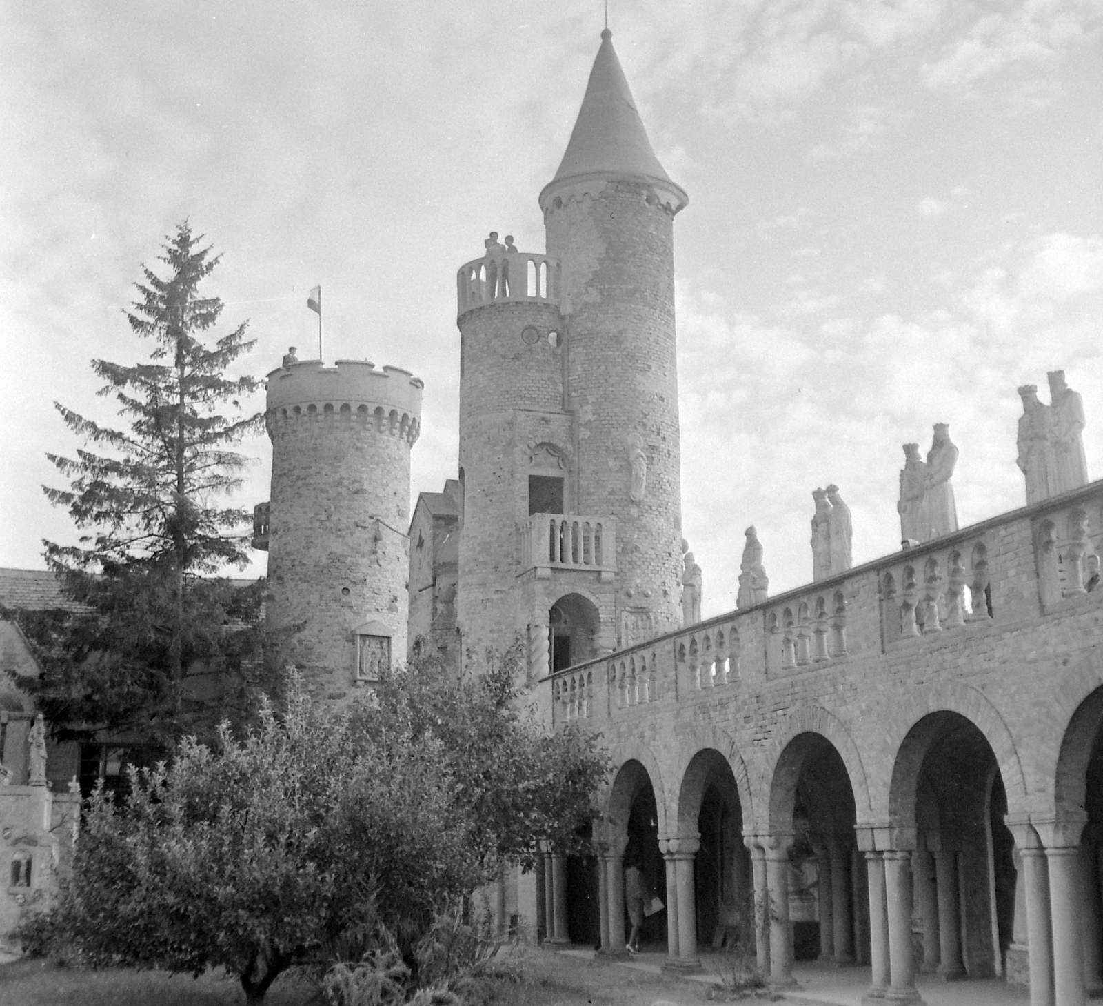 Hungary, Székesfehérvár, Bory vár., 1964, Gyöngyi, sculpture, castle, tower, archway, eclectic architecture, Jenő Bory-design, Fortepan #8680