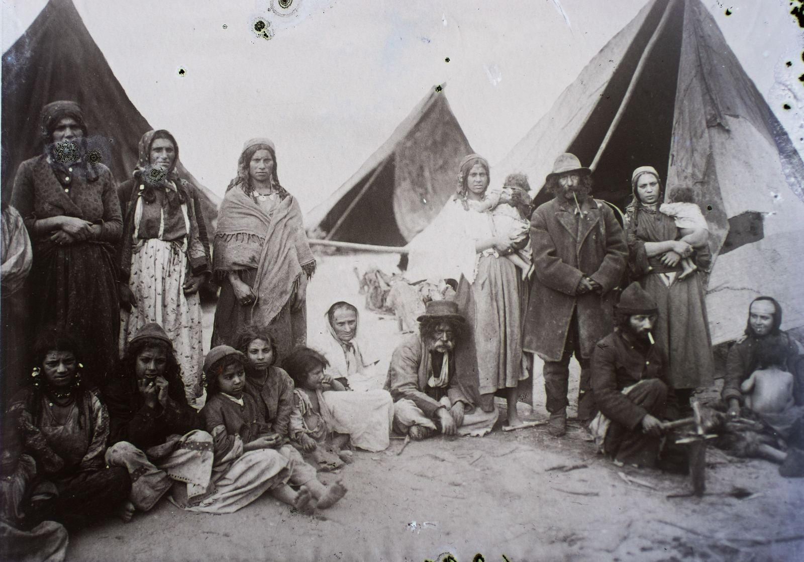 Hungary, Cegléd, cigányok., 1908, Magyar Földrajzi Múzeum / Erdélyi Mór cége, tent, pipe, gypsy, crafts, itinerant craftsman, Fortepan #86806