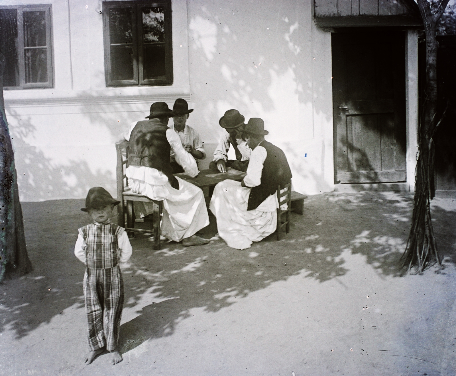 Serbia, Subotica, kártyázók., 1904, Magyar Földrajzi Múzeum / Erdélyi Mór cége, folk costume, barefoot, hands behind the back, hat, peasant, Fortepan #86815