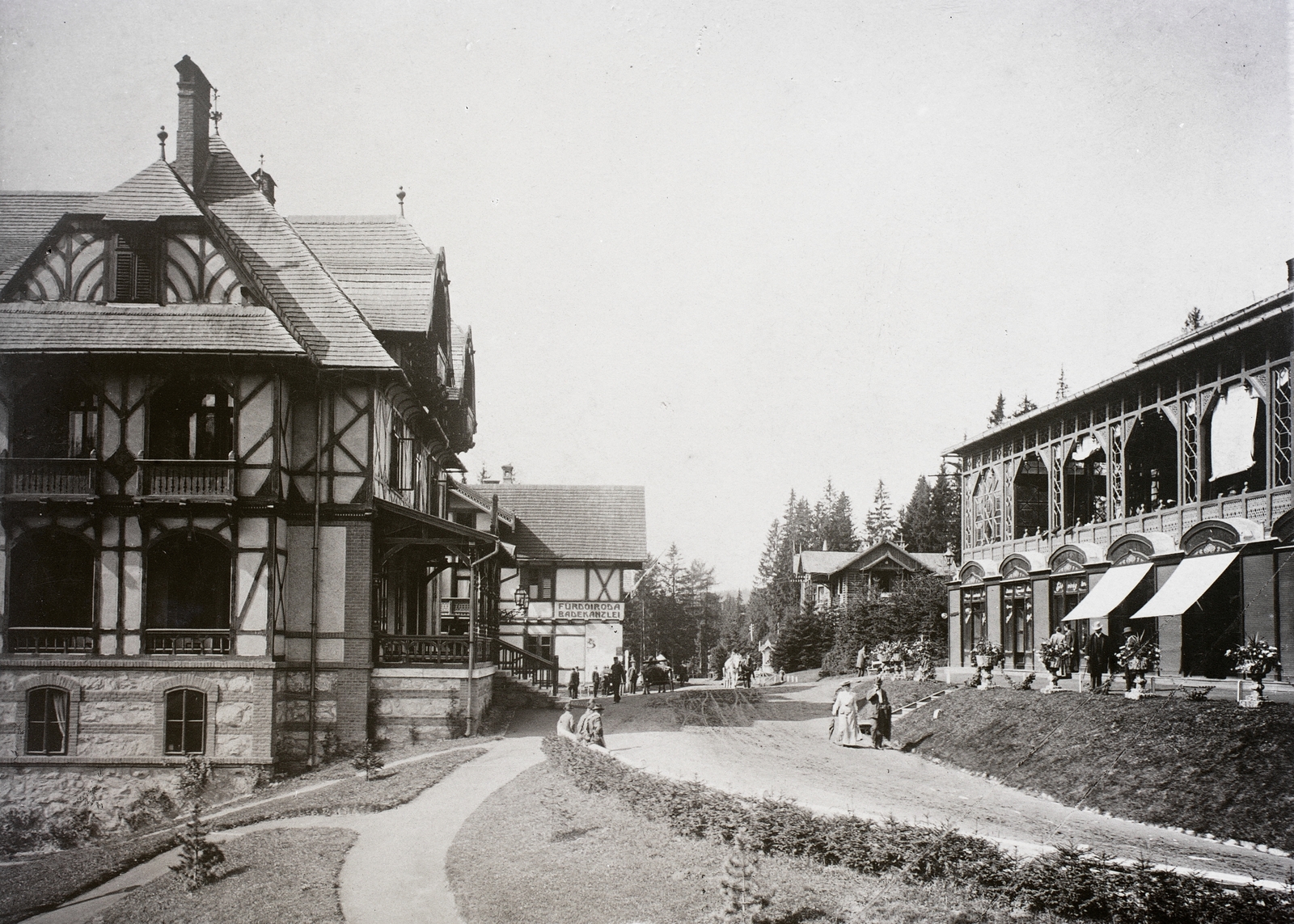 Slovakia,High Tatras, Starý Smokovec, Fő út (Cesta slobody), balra a szanatórium, jobbra a kávéház., 1906, Magyar Földrajzi Múzeum / Erdélyi Mór cége, healthcare, coffee house, Tatra Mountains, Fortepan #86816