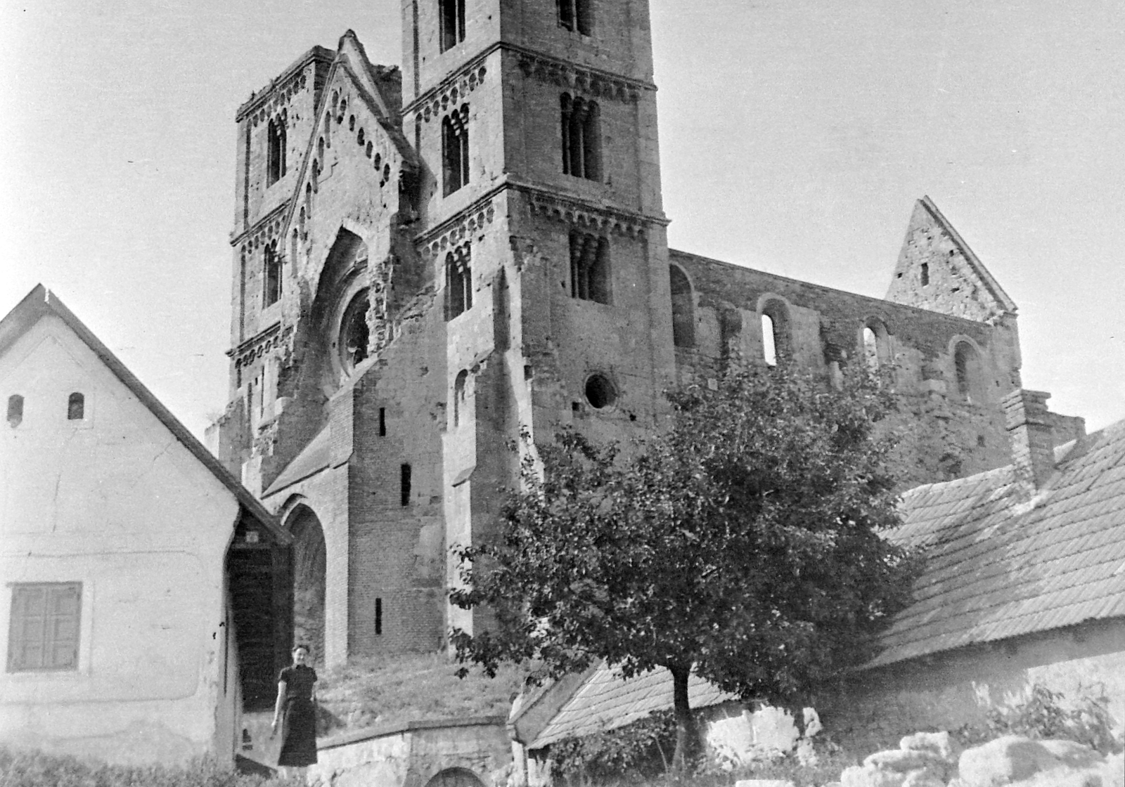 Magyarország, Zsámbék, a premontrei templom romjai., 1950, Gyöngyi, templom, rom, katolikus, román stílus, Premontrei rend, Fortepan #8684