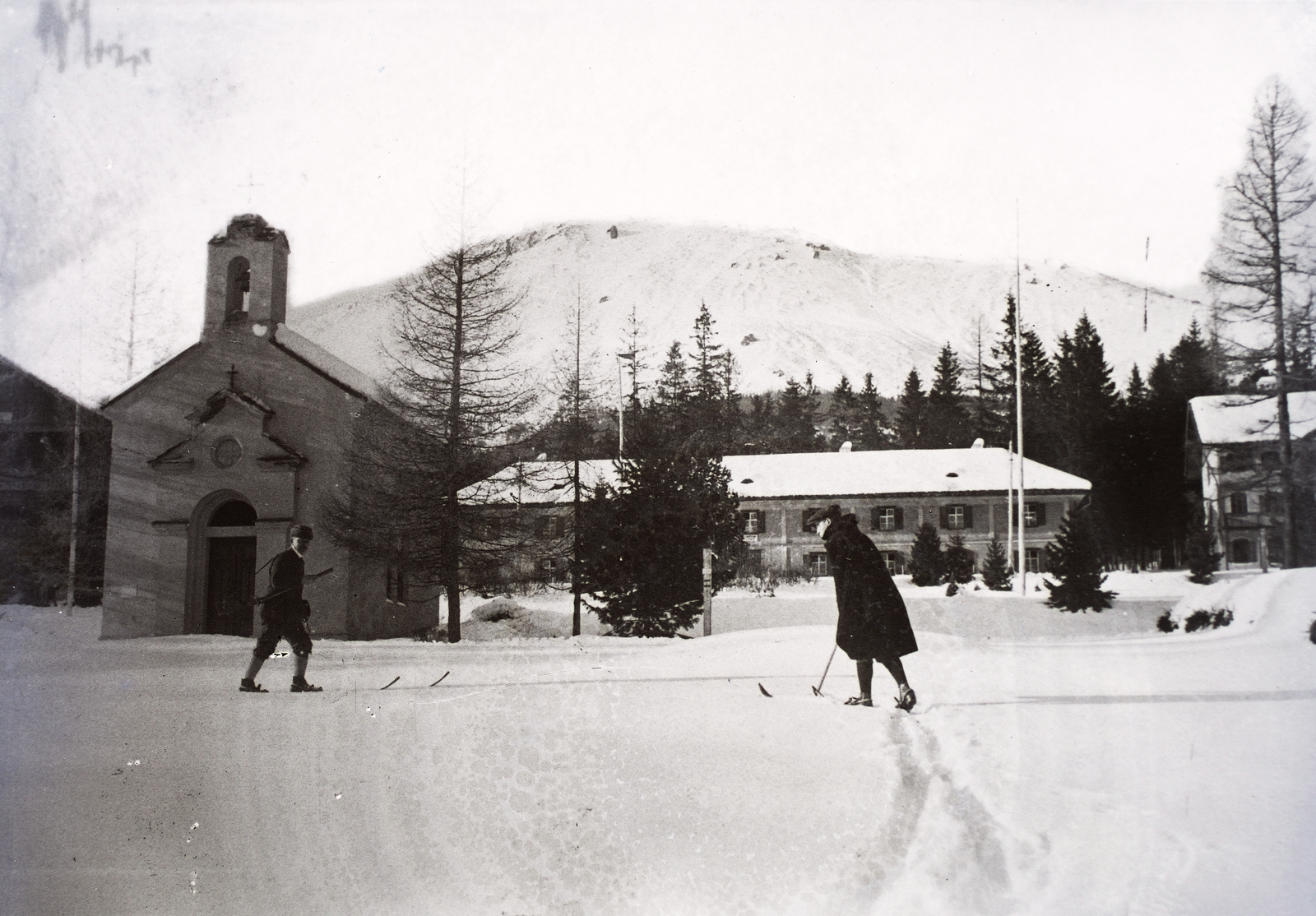 Slovakia, High Tatras, Starý Smokovec, balra a Szent Péter és Pál-kápolna / Lourdes-i Szűz Mária-kápolna., 1907, Magyar Földrajzi Múzeum / Erdélyi Mór cége, woods, winter, snow, men, cap, skiing, winter coat, Tatra Mountains, Fortepan #86849