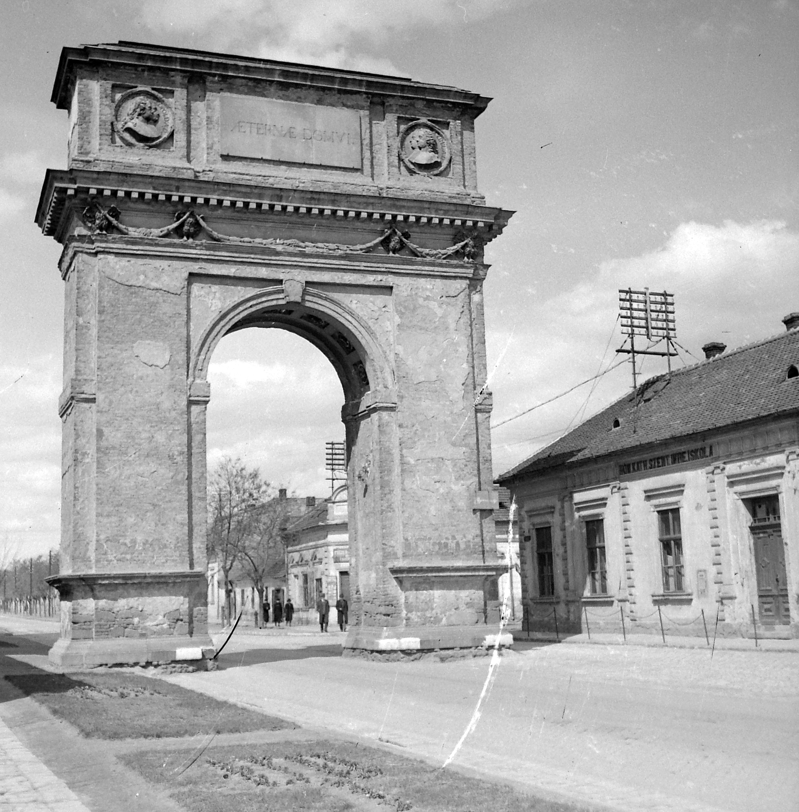 Magyarország, Vác, Diadalív (Kőkapu)., 1947, Gyöngyi, iskola, légvezeték, diadalív, Isidore Canevale-terv, Fortepan #8685