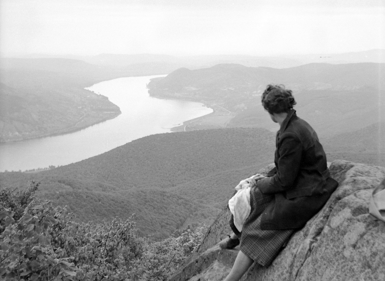 Hungary,Danube Bend, Visegrád Mountains, Prédikálószék, látkép Nagymaros és Visegrád felé., 1956, Gyöngyi, river, view, Danube, sitting on a rock, Fortepan #8686