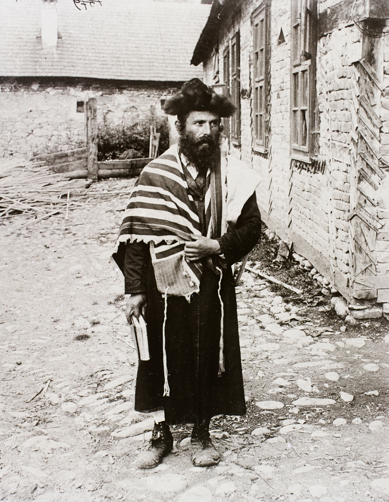 Romania,Transylvania, Sighetu Marmației, a zsinagóga udvara., 1907, Magyar Földrajzi Múzeum / Erdélyi Mór cége, poverty, judaism, tallith, Orthodox Judaism, Fortepan #86872