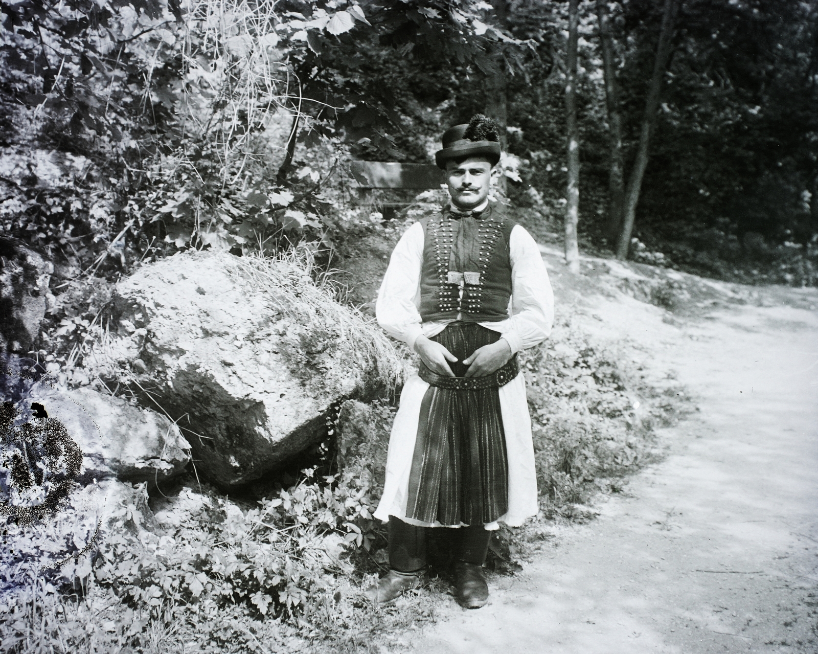 1907, Magyar Földrajzi Múzeum / Erdélyi Mór cége, népviselet, gatya, viselet, paraszt, mellény, bajusz, kalap, csizma, öv, nyakravaló, Fortepan #86877