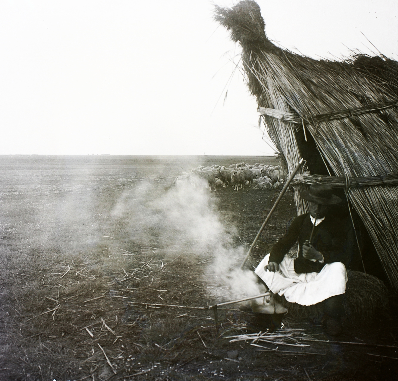 Hungary, Hortobágy, életkép a pusztáról., 1908, Magyar Földrajzi Múzeum / Erdélyi Mór cége, pipe, folk costume, cauldron, shepherd, herd, hovel, Fortepan #86880