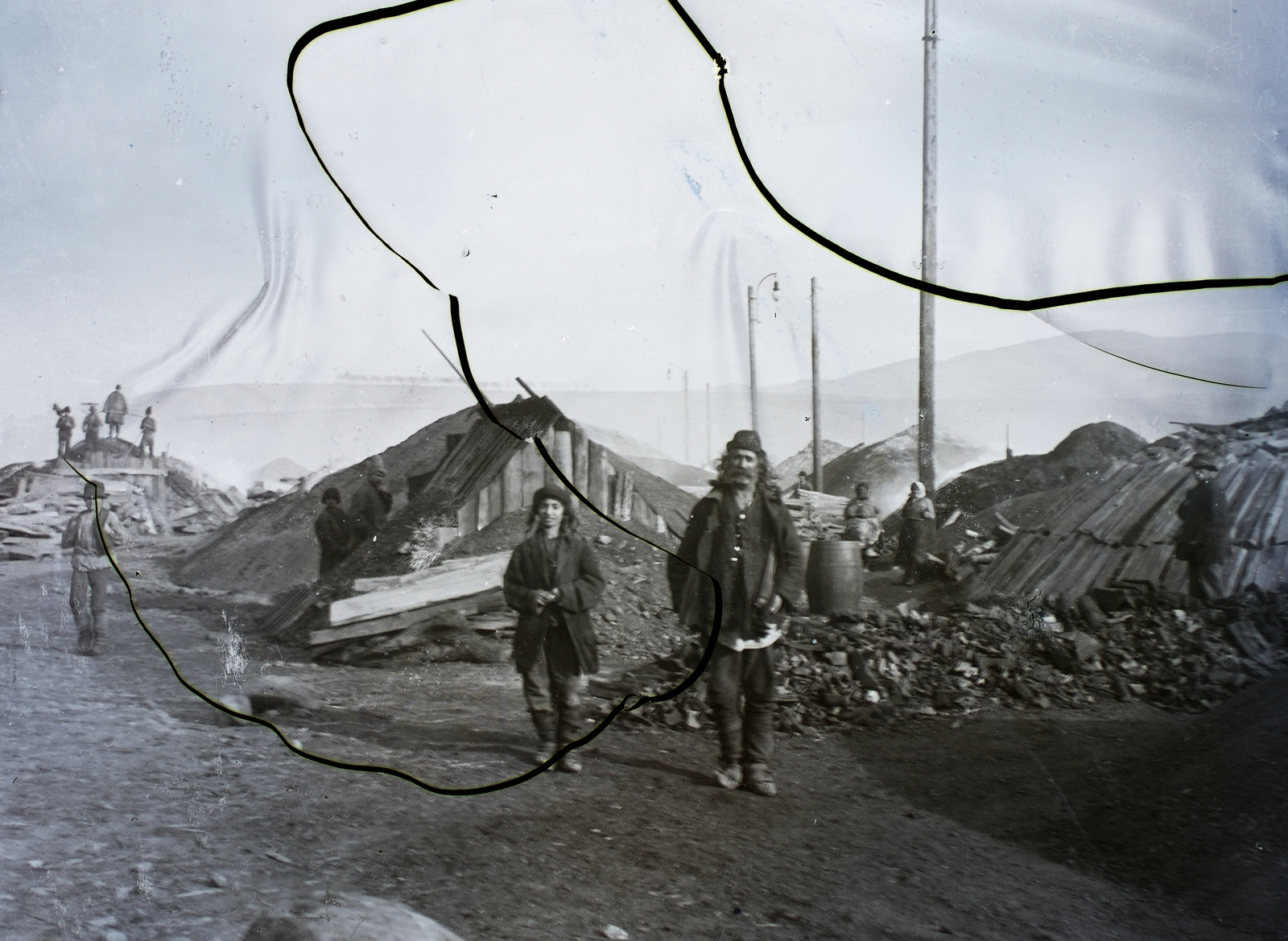 Románia,Erdély, Örményes, szénégető / faszén készítő telep., 1904, Magyar Földrajzi Múzeum / Erdélyi Mór cége, boksa, cigányság, szénégetés, sérült kép, Fortepan #86887