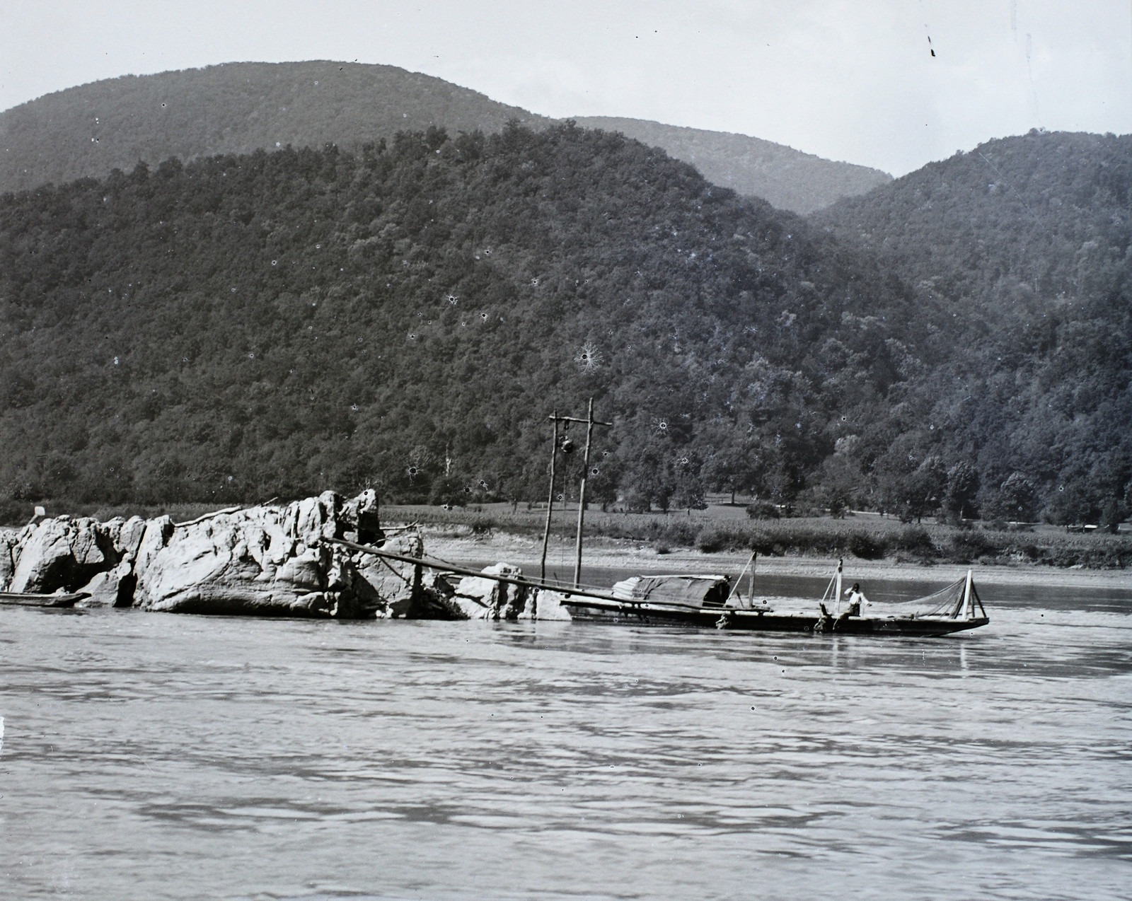 Romania,Serbia, sziklazátony a Nagy-Kazán-szoros bejáratánál., 1904, Magyar Földrajzi Múzeum / Erdélyi Mór cége, fishing, reef, Fortepan #86894